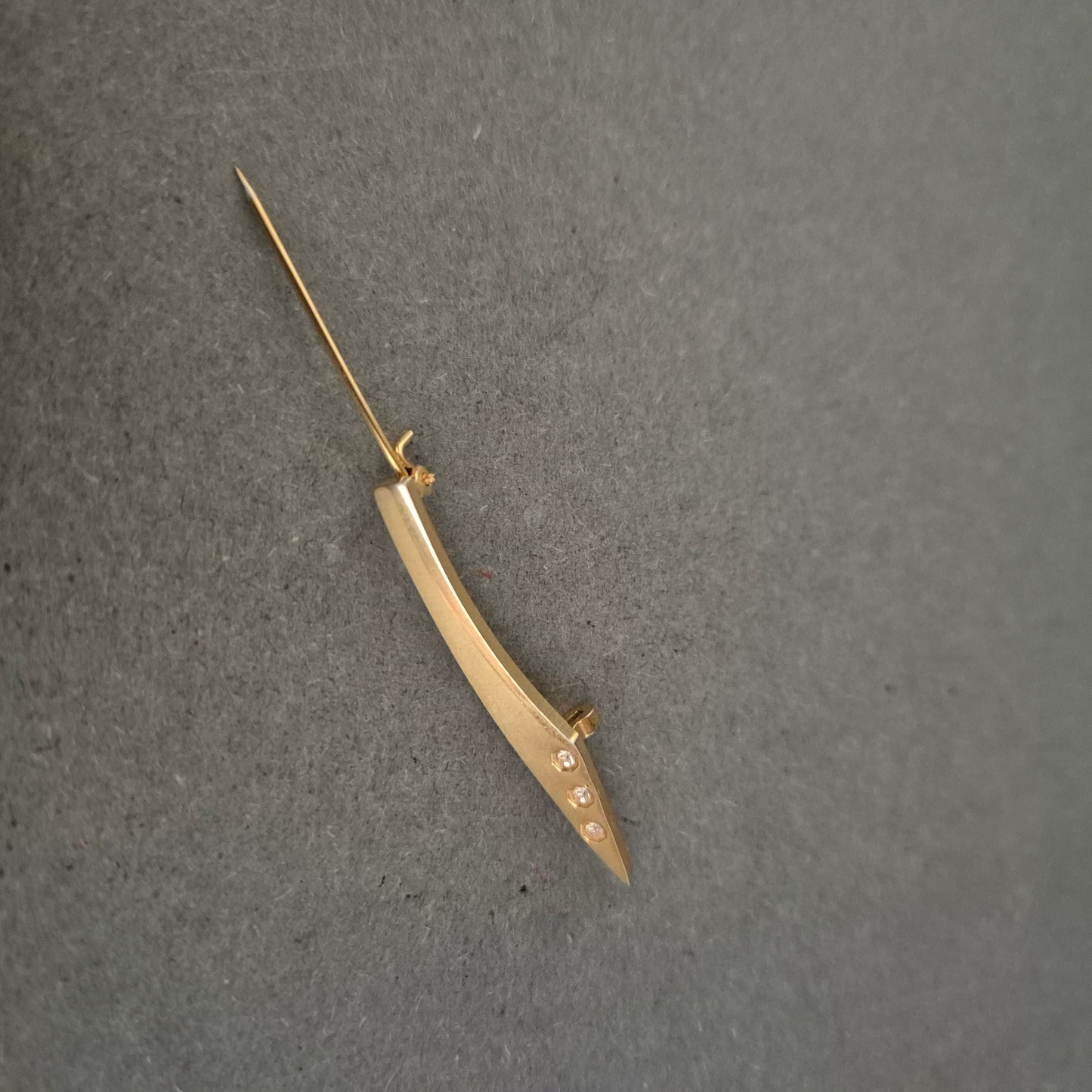 Elegante Goldbrosche mit Strass – Schlankes Design mit Glanzakzent
