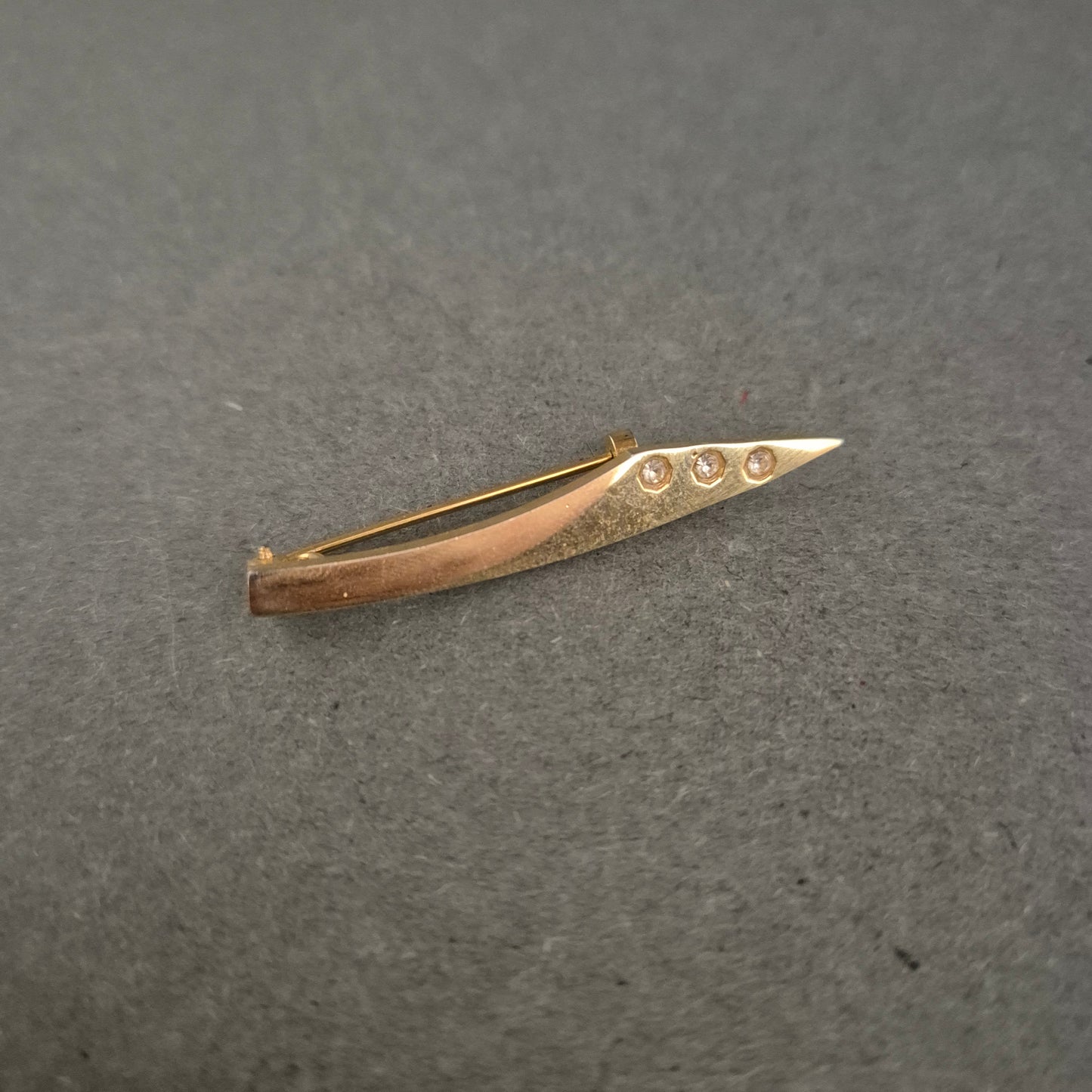 Elegante Goldbrosche mit Strass – Schlankes Design mit Glanzakzent