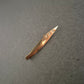 Elegante Goldbrosche mit Strass – Schlankes Design mit Glanzakzent