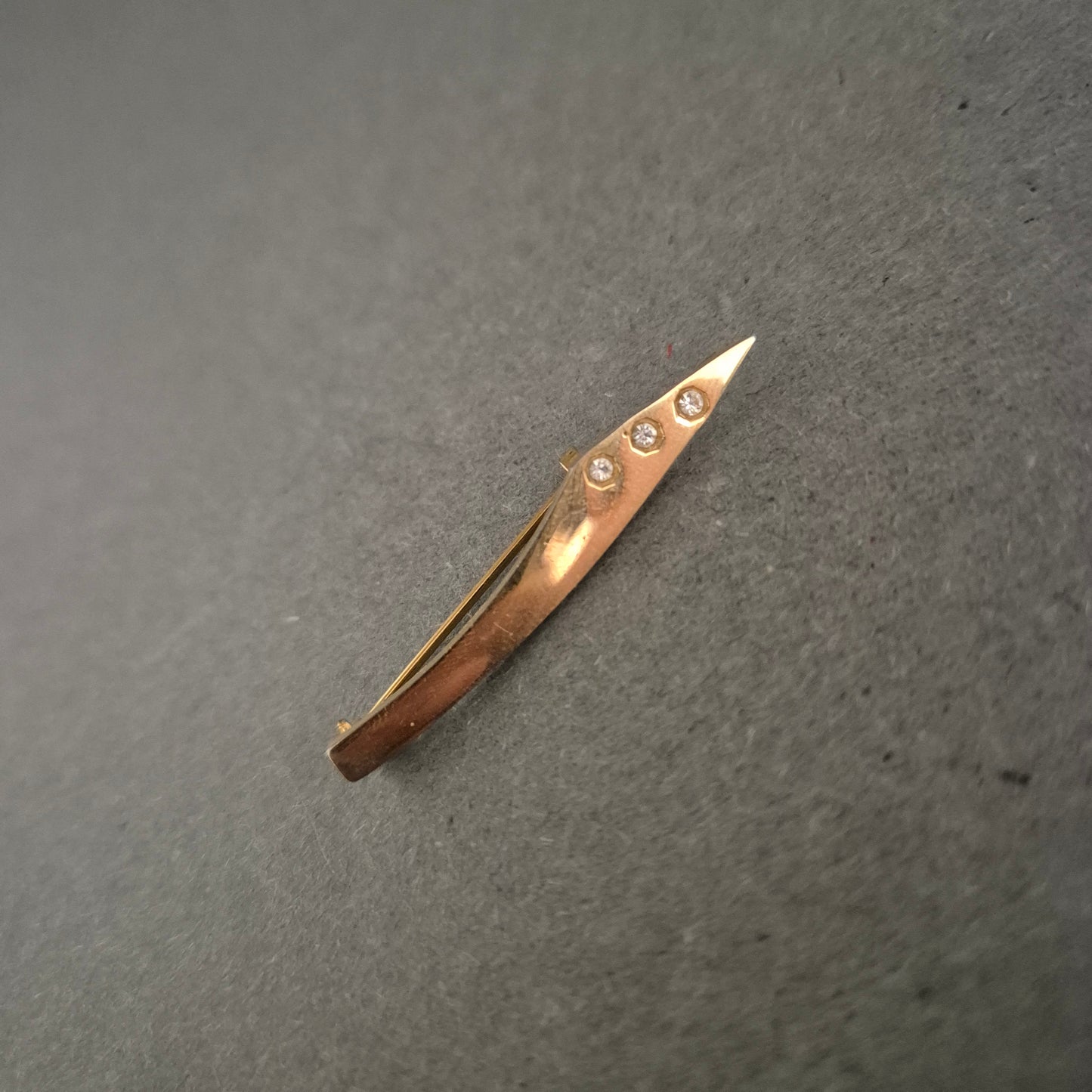 Elegante Goldbrosche mit Strass – Schlankes Design mit Glanzakzent