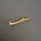 Elegante Goldbrosche mit Strass – Schlankes Design mit Glanzakzent