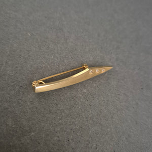 Elegante Goldbrosche mit Strass – Schlankes Design mit Glanzakzent
