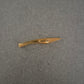 Elegante Goldbrosche mit Strass – Schlankes Design mit Glanzakzent