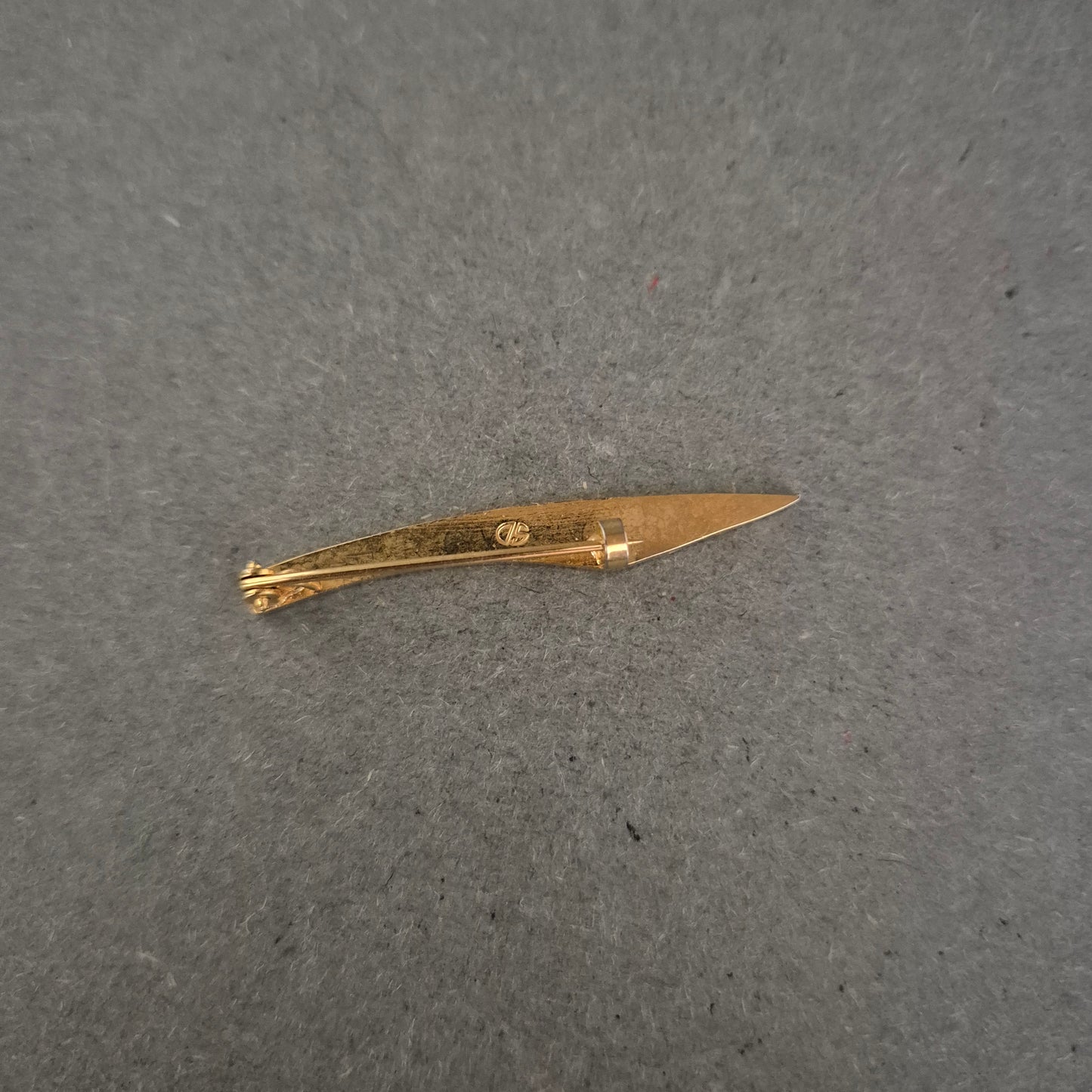 Elegante Goldbrosche mit Strass – Schlankes Design mit Glanzakzent