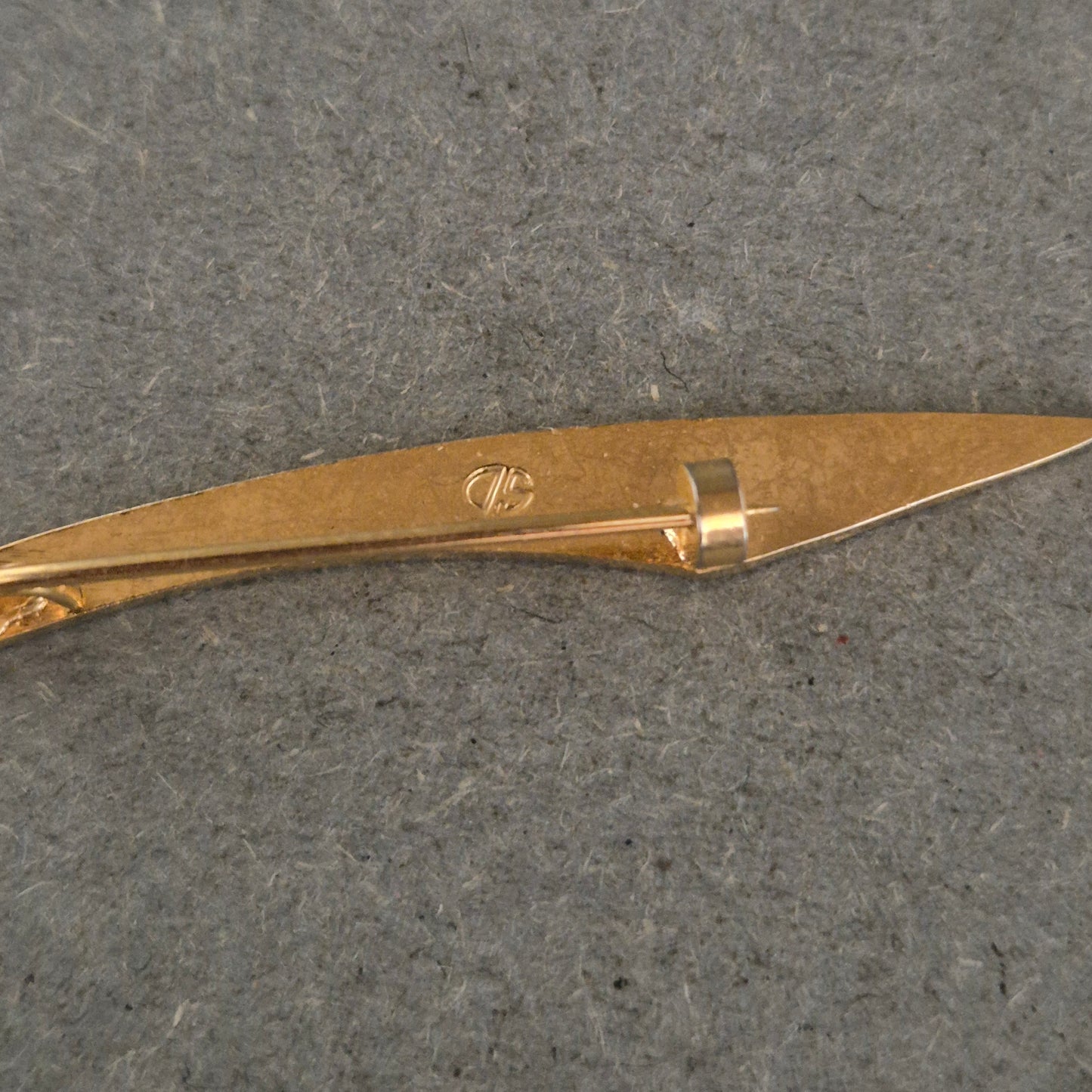Elegante Goldbrosche mit Strass – Schlankes Design mit Glanzakzent