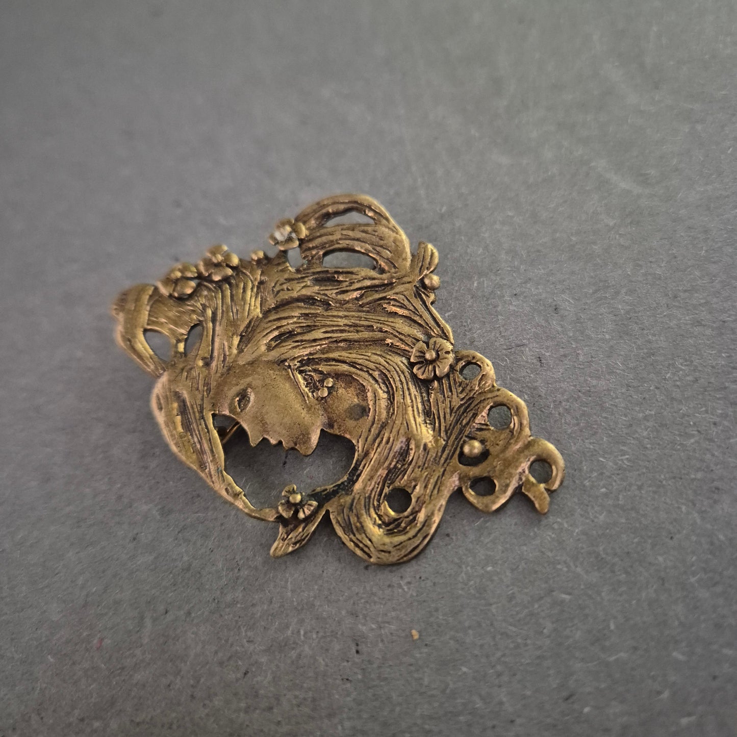 Jugendstil-Brosche mit Frauenmotiv – Antik-Look in Bronzeoptik