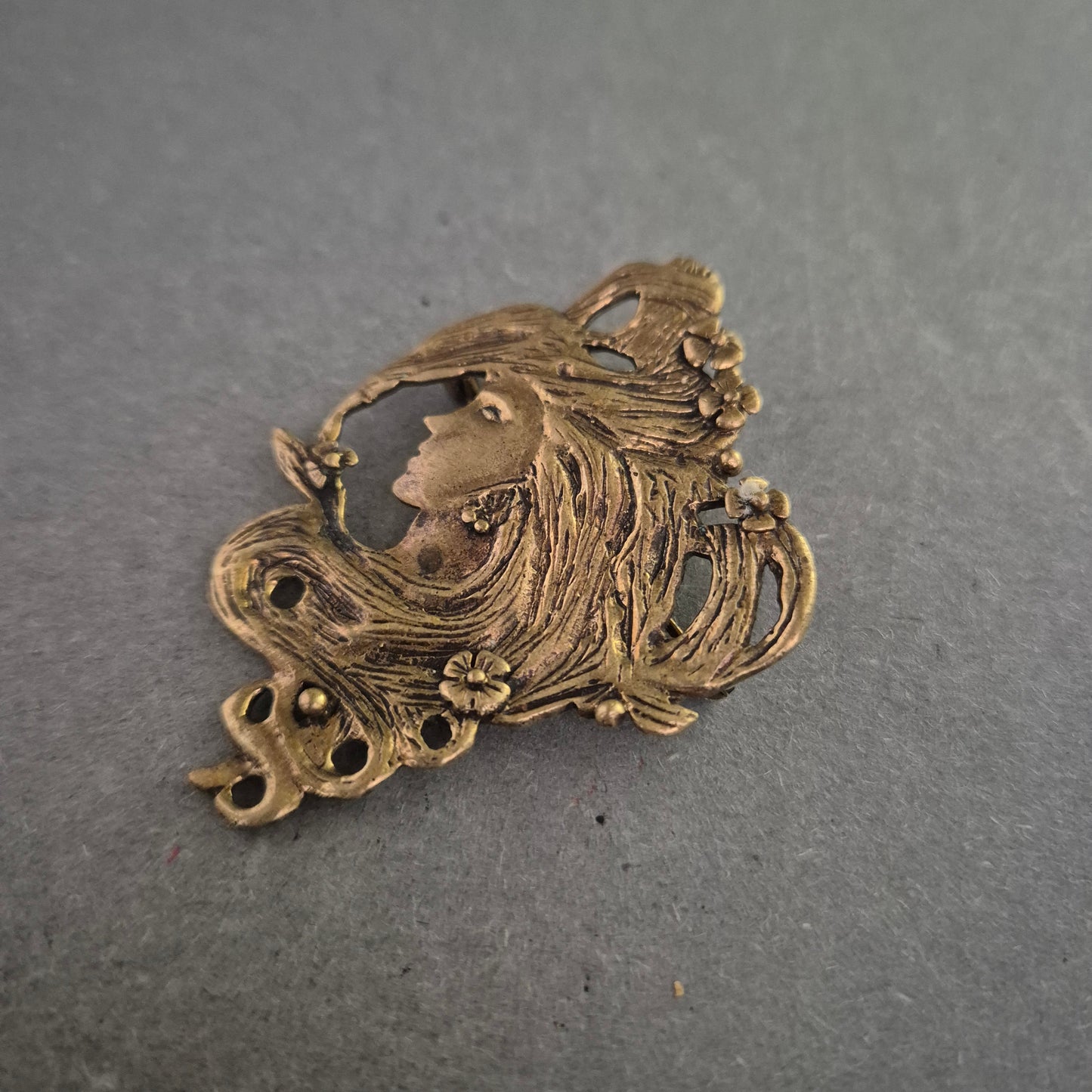 Jugendstil-Brosche mit Frauenmotiv – Antik-Look in Bronzeoptik