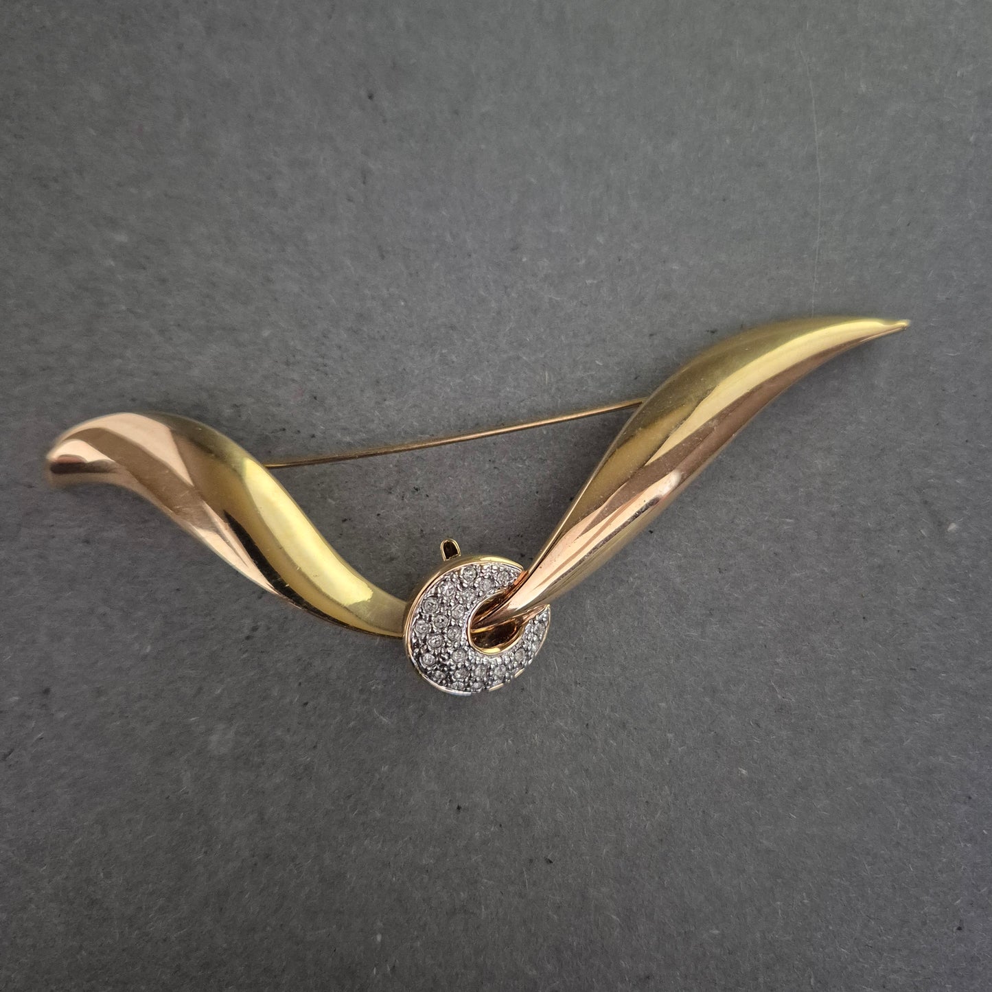 Moderne Goldbrosche mit Strasskreis – Schwungvolles Design in Goldoptik