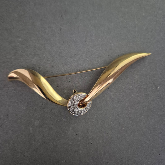 Moderne Goldbrosche mit Strasskreis – Schwungvolles Design in Goldoptik