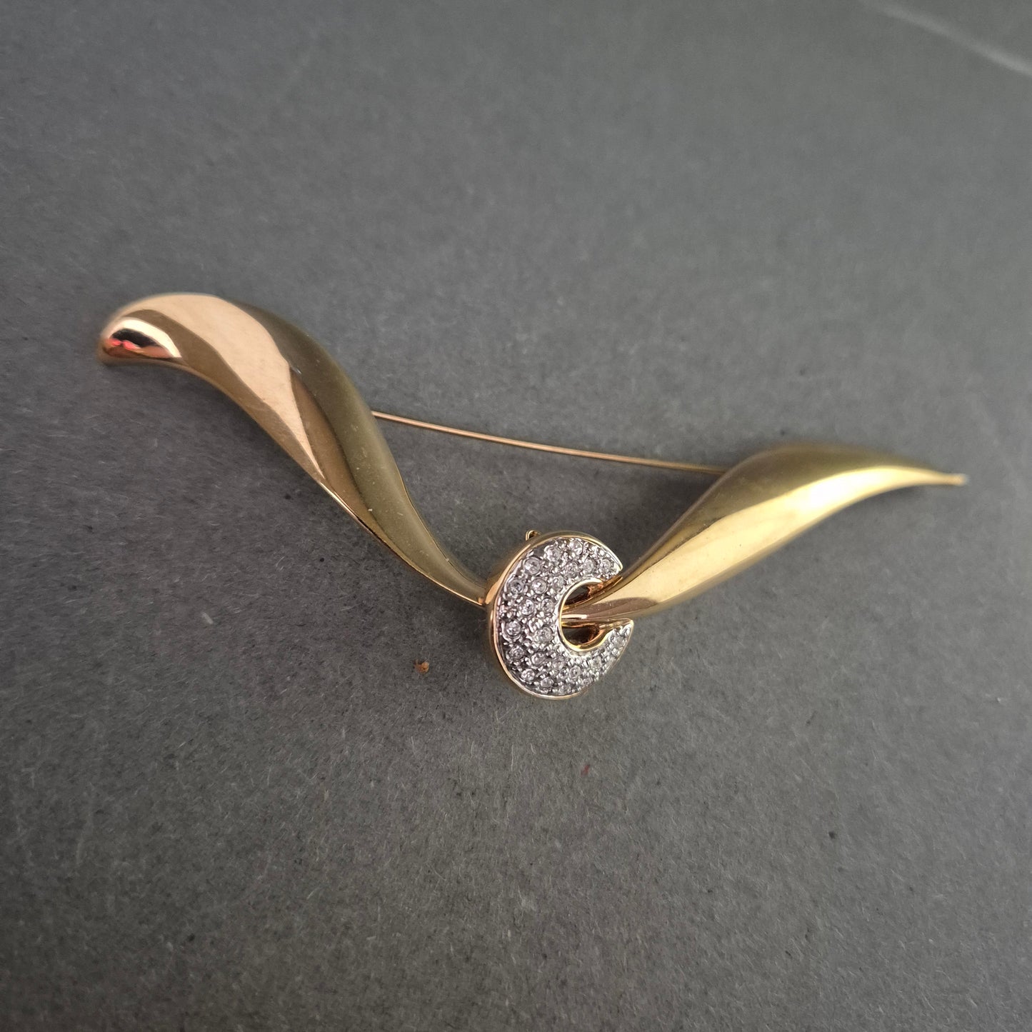 Moderne Goldbrosche mit Strasskreis – Schwungvolles Design in Goldoptik