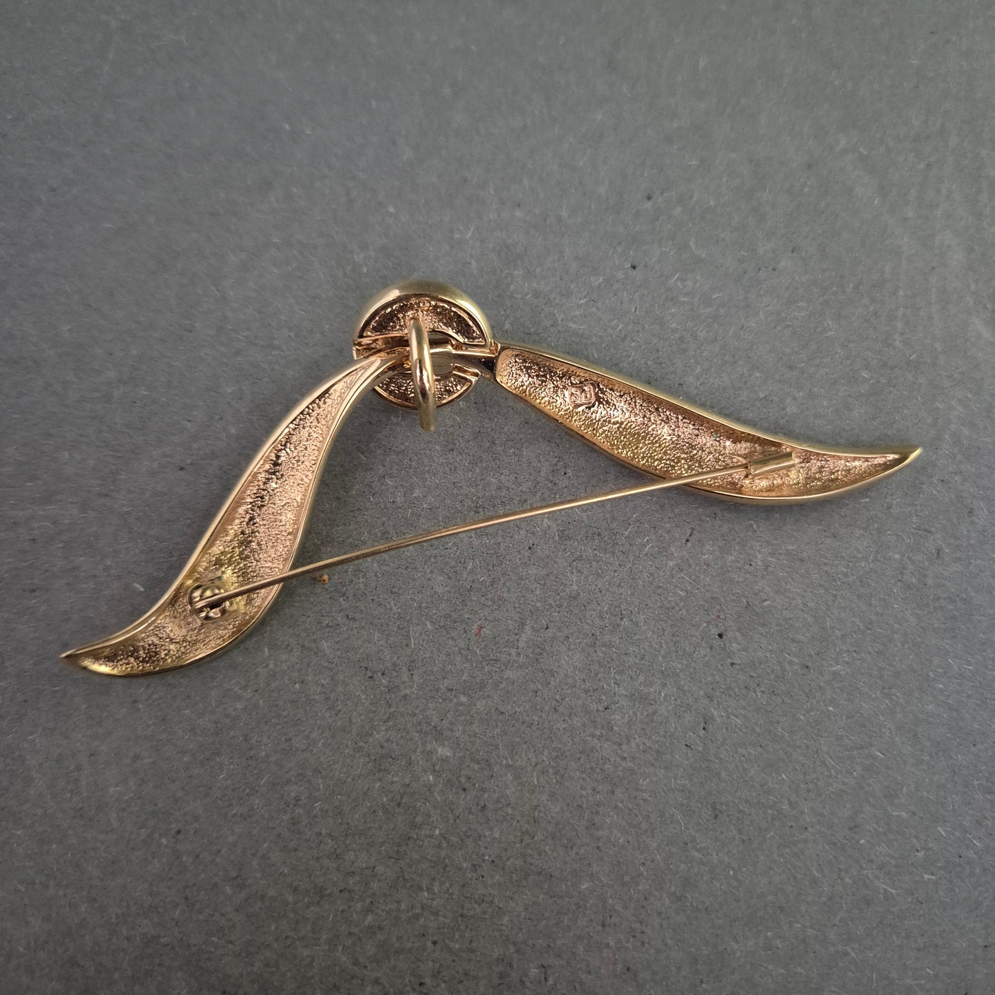 Moderne Goldbrosche mit Strasskreis – Schwungvolles Design in Goldoptik