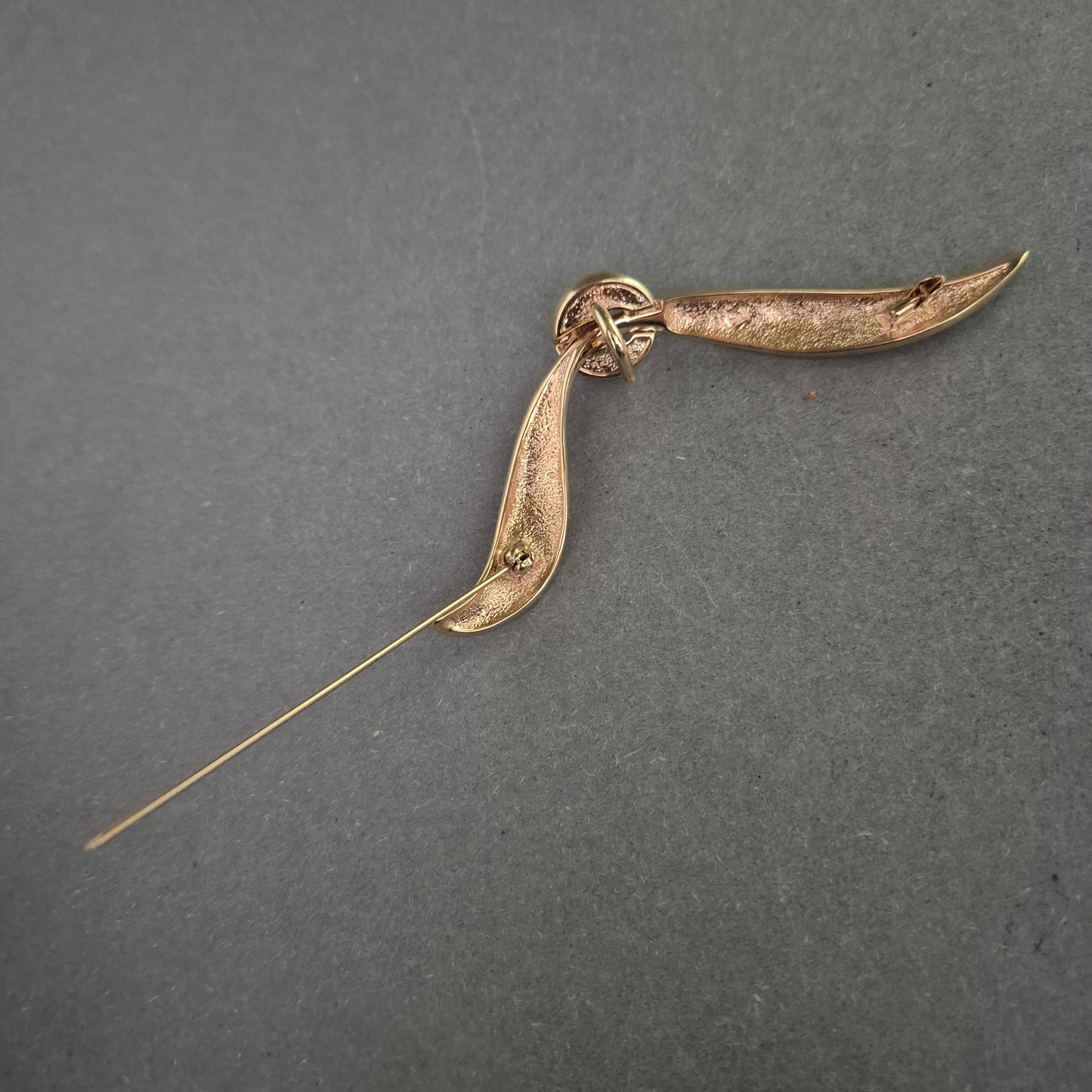 Moderne Goldbrosche mit Strasskreis – Schwungvolles Design in Goldoptik