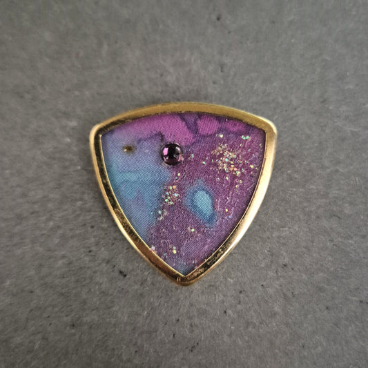 Künstlerische Brosche mit Glitzereffekt – Lila-Türkis Design in Goldrahmen