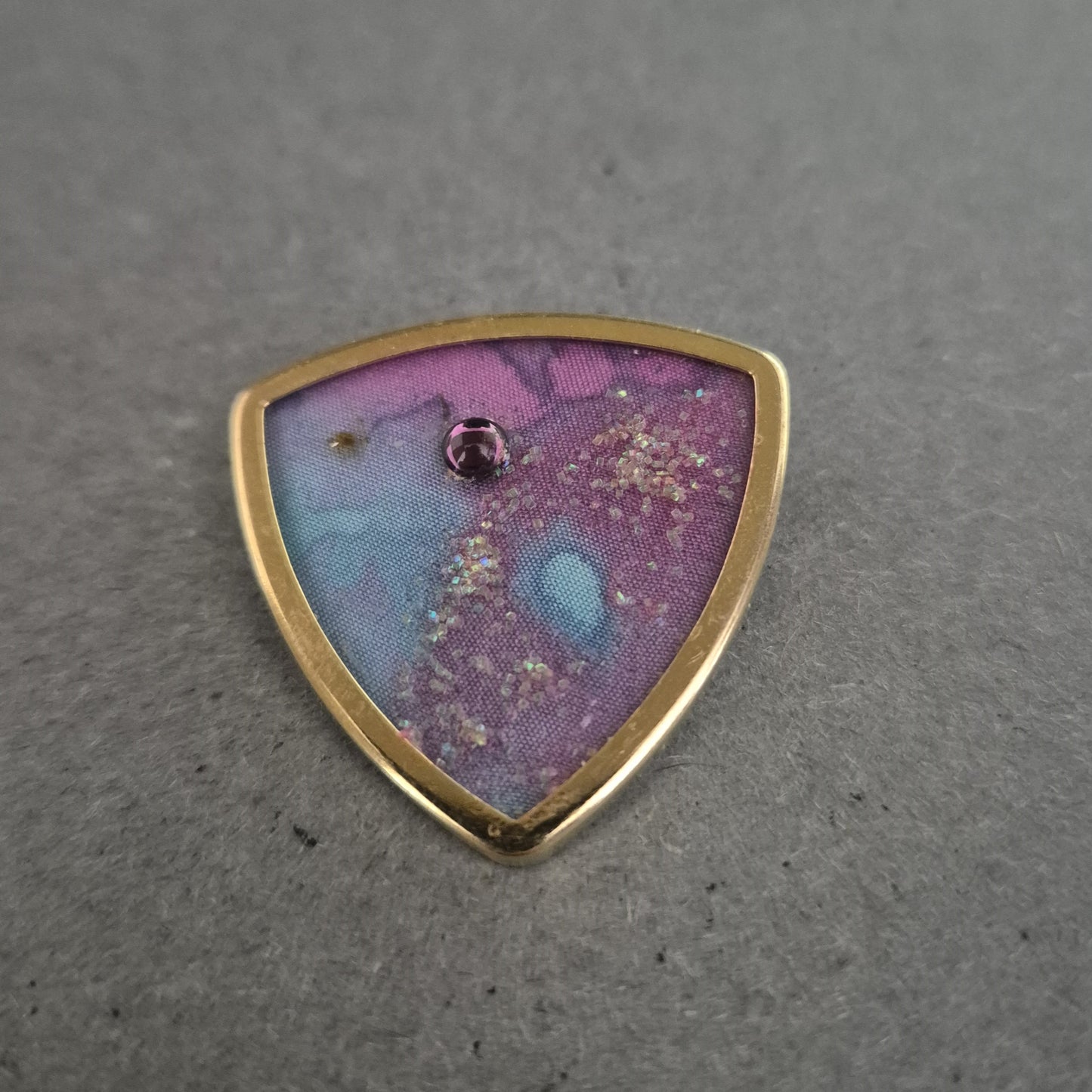 Künstlerische Brosche mit Glitzereffekt – Lila-Türkis Design in Goldrahmen