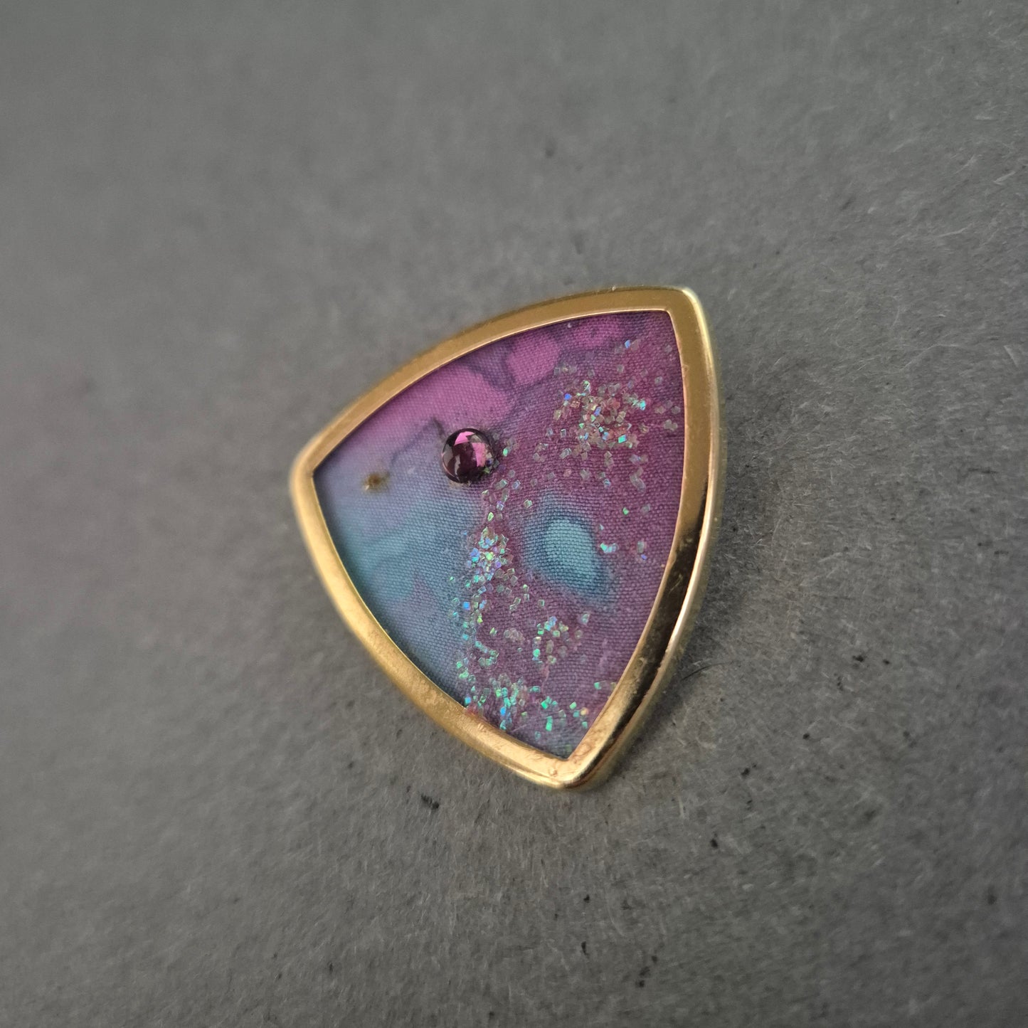 Künstlerische Brosche mit Glitzereffekt – Lila-Türkis Design in Goldrahmen