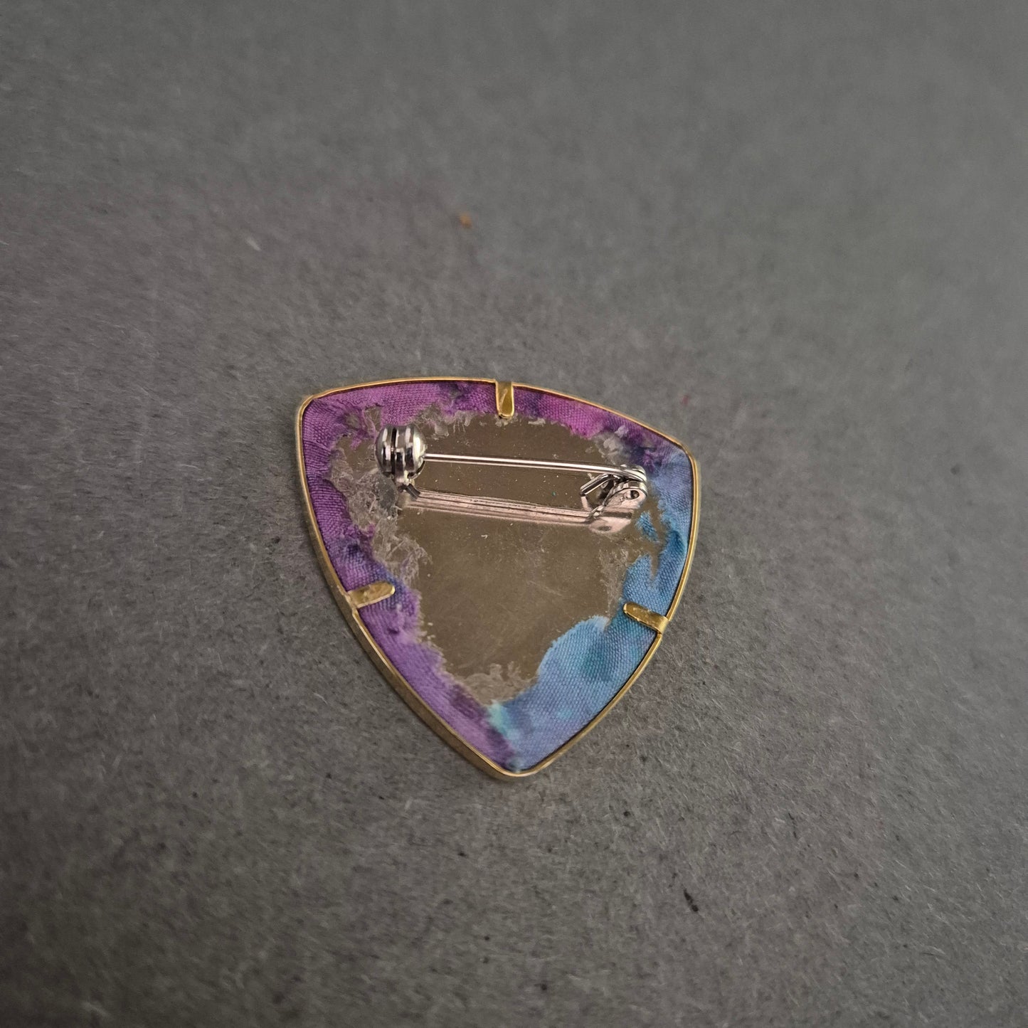 Künstlerische Brosche mit Glitzereffekt – Lila-Türkis Design in Goldrahmen