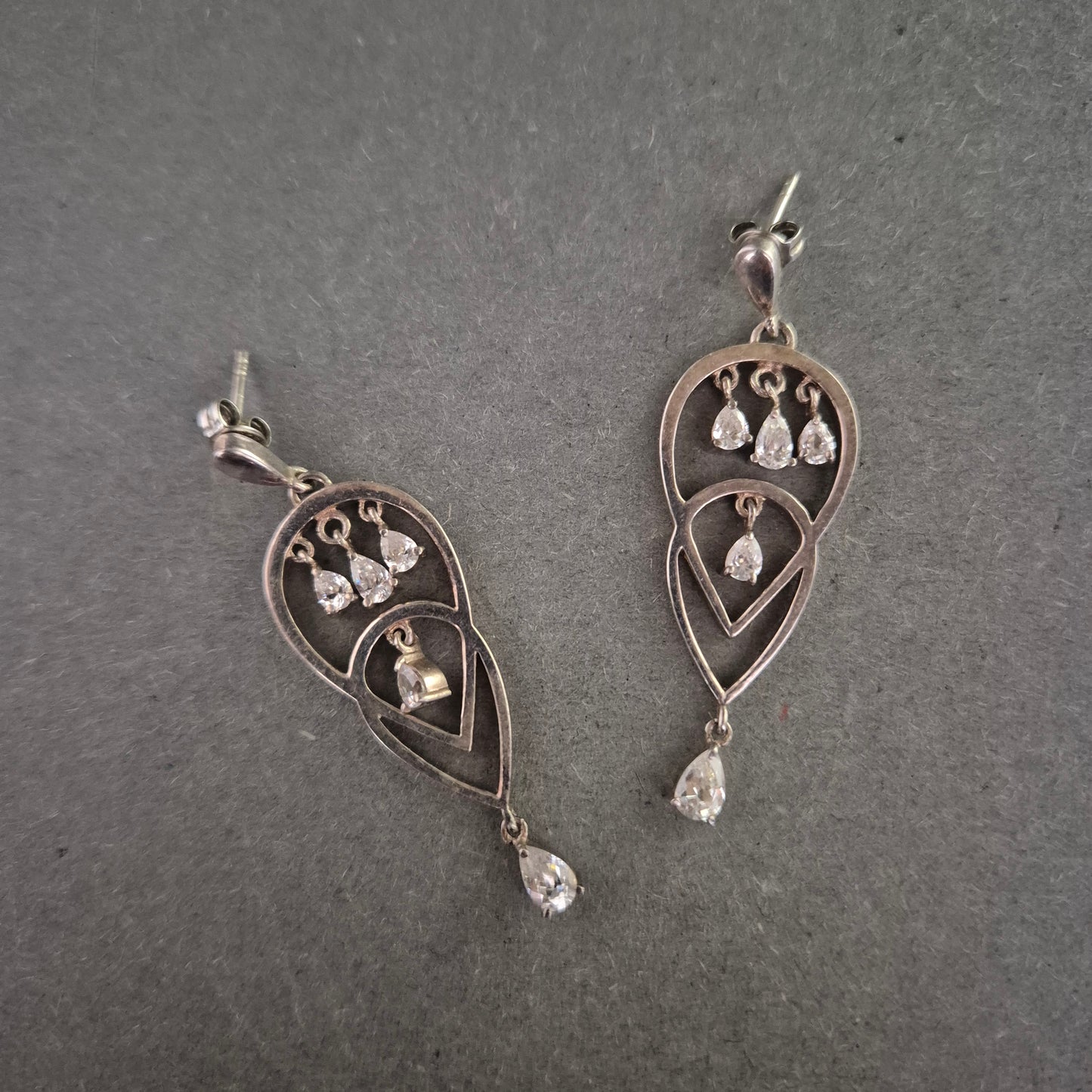 Elegante Silber-Ohrringe mit Tropfenform und Zirkonia-Akzenten