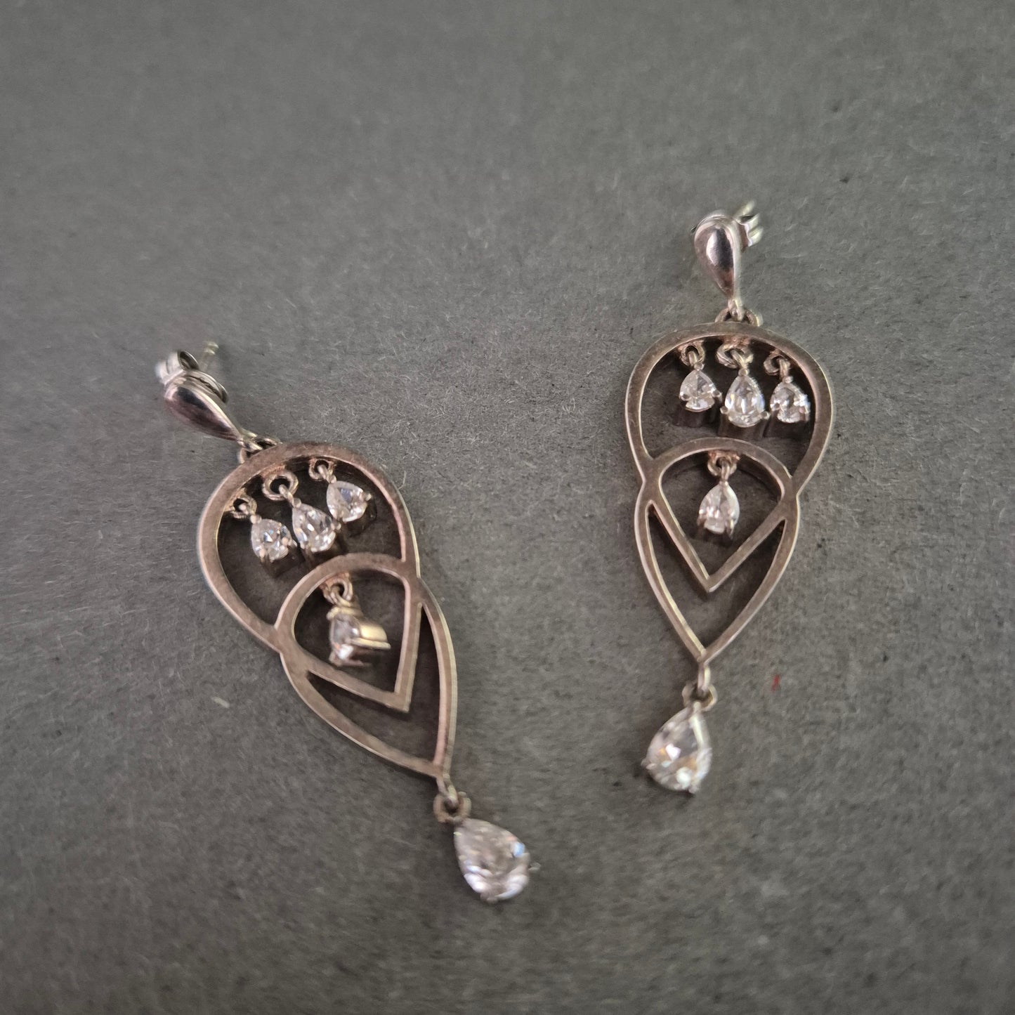 Elegante Silber-Ohrringe mit Tropfenform und Zirkonia-Akzenten