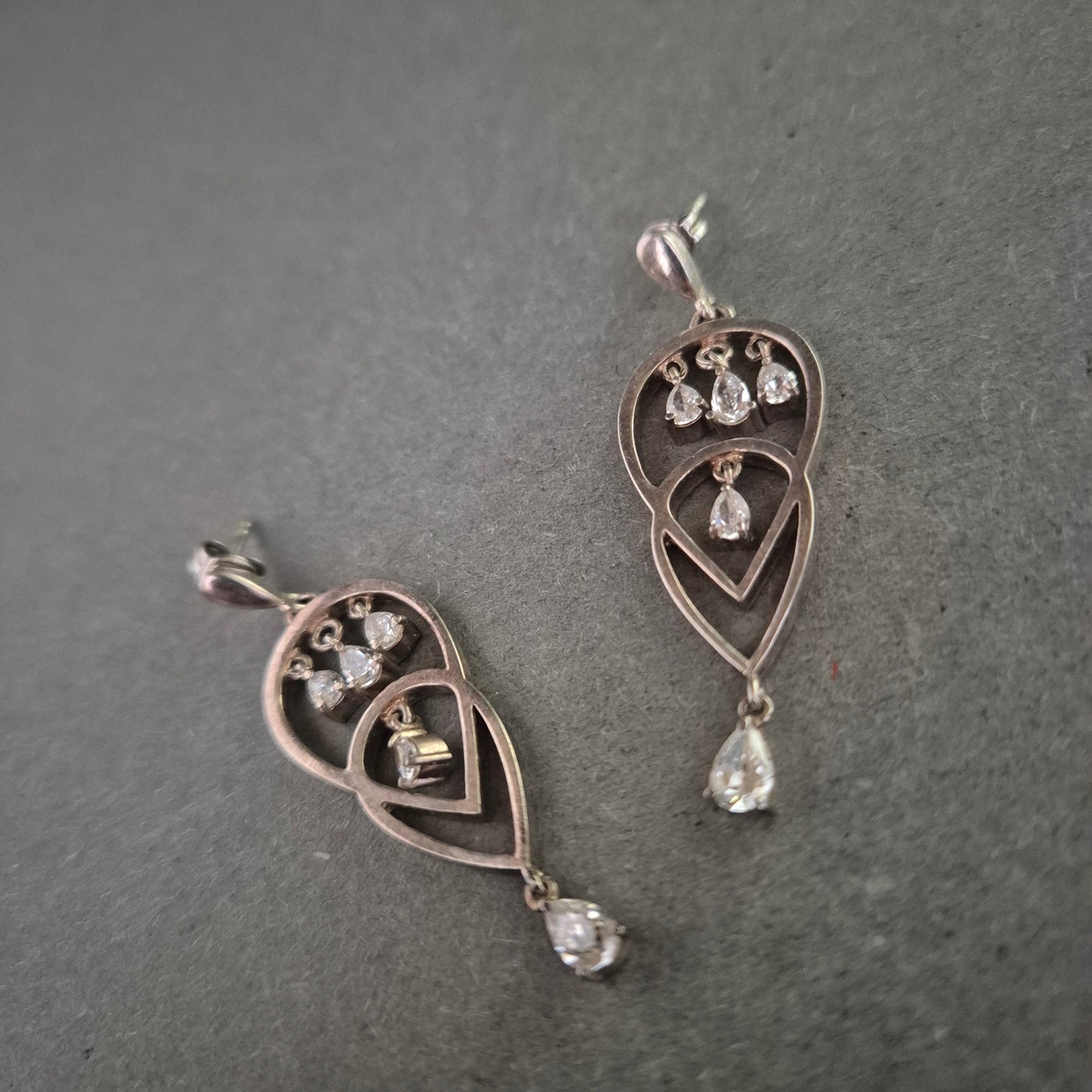 Elegante Silber-Ohrringe mit Tropfenform und Zirkonia-Akzenten