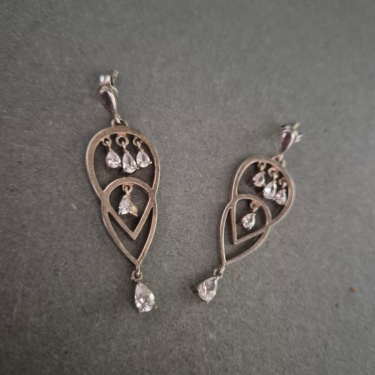 Elegante Silber-Ohrringe mit Tropfenform und Zirkonia-Akzenten