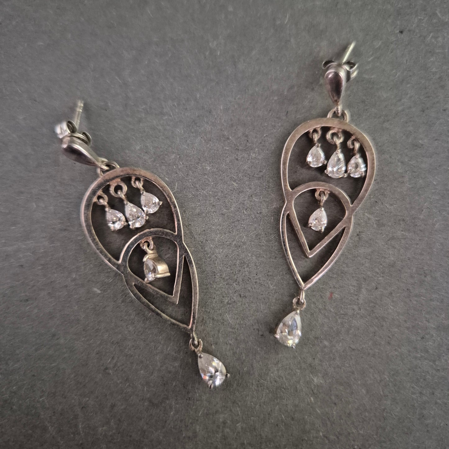 Elegante Silber-Ohrringe mit Tropfenform und Zirkonia-Akzenten