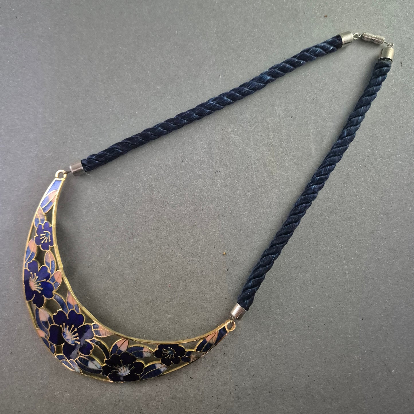 Florales Emaille-Collier – Handbemalte Blütenpracht in Violett und Gold