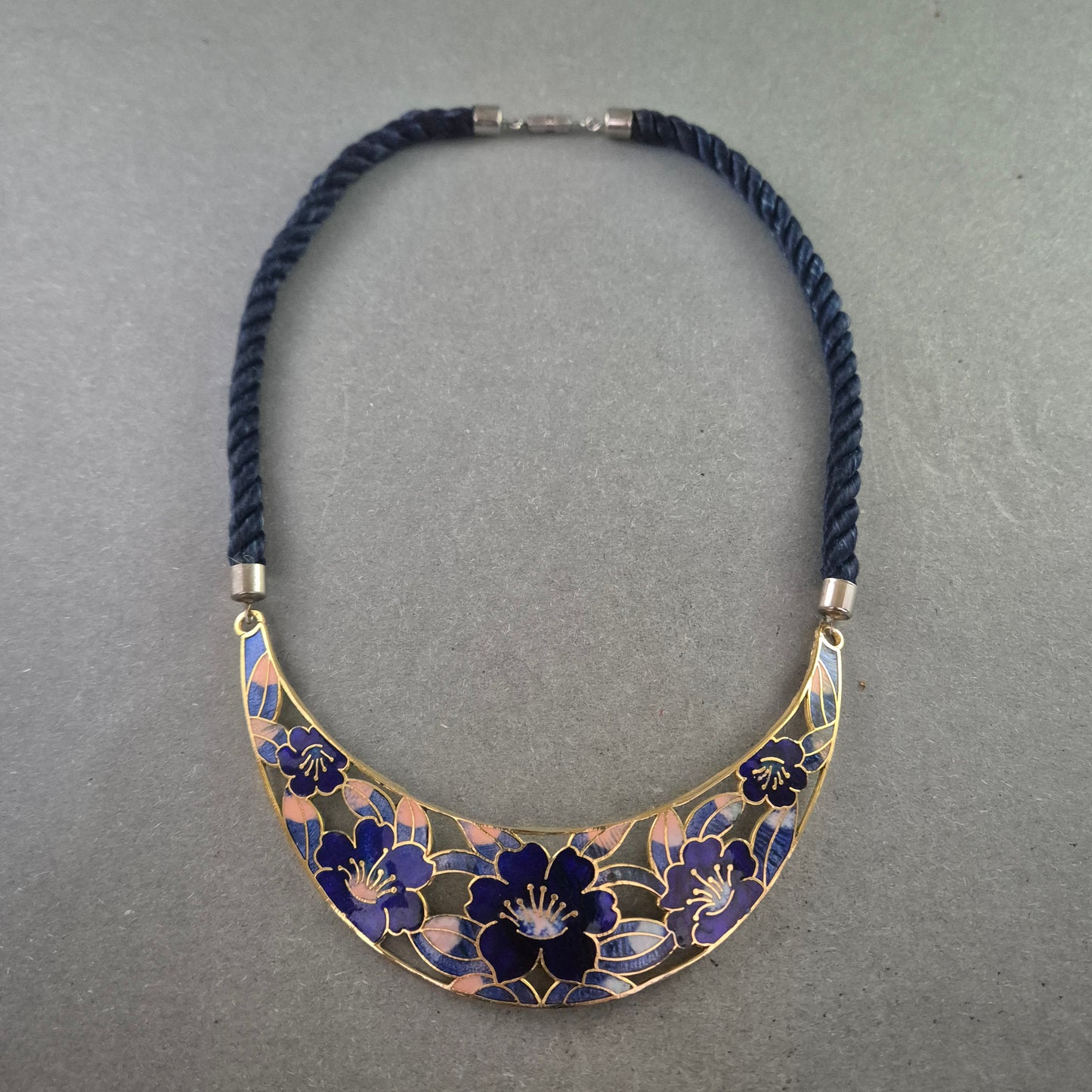Florales Emaille-Collier – Handbemalte Blütenpracht in Violett und Gold