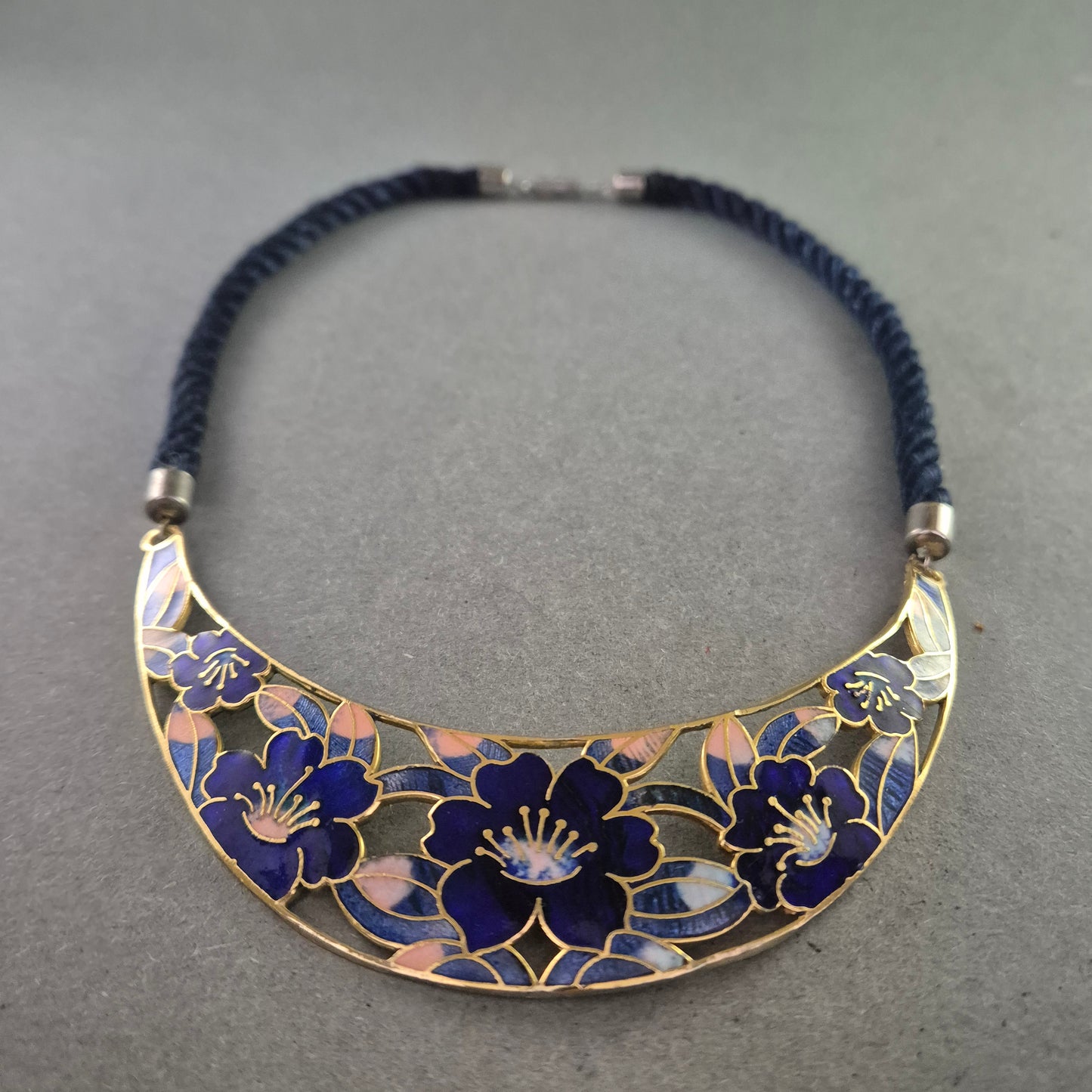 Florales Emaille-Collier – Handbemalte Blütenpracht in Violett und Gold