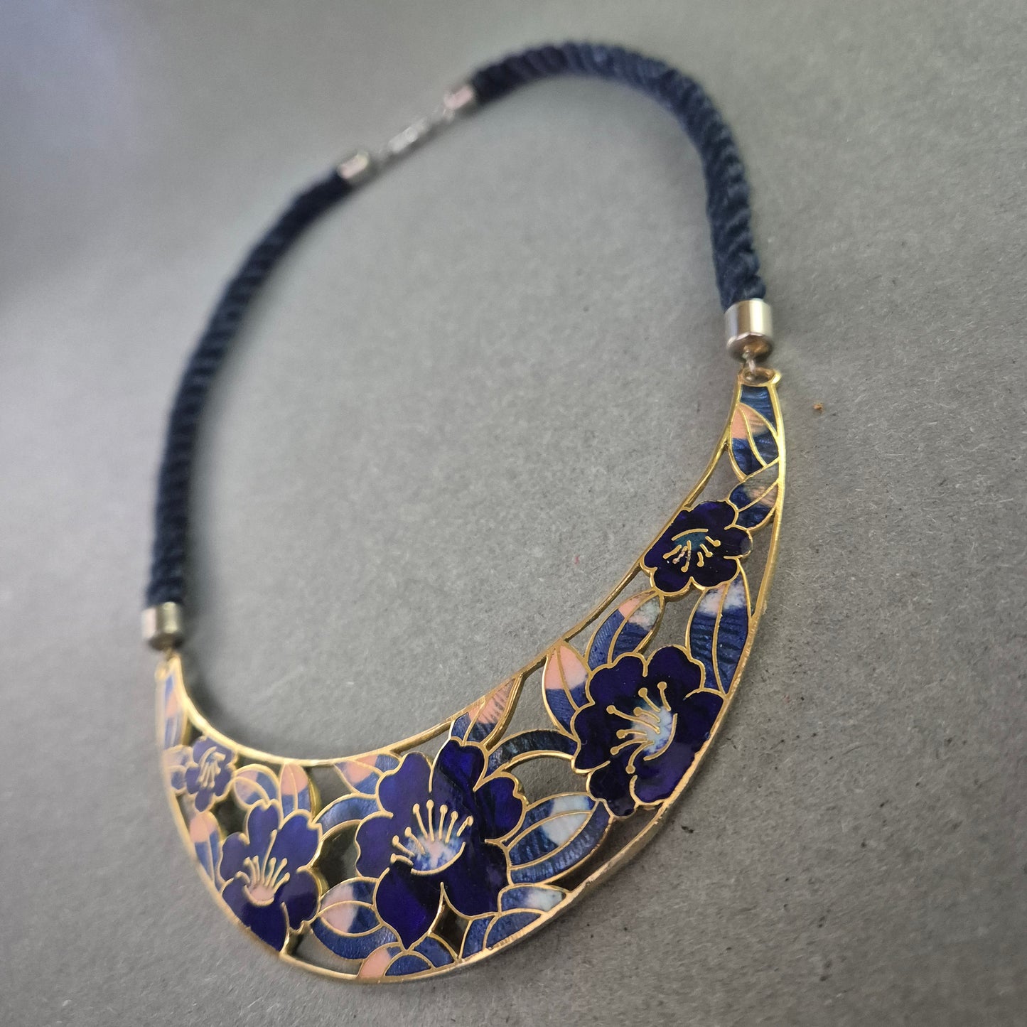 Florales Emaille-Collier – Handbemalte Blütenpracht in Violett und Gold