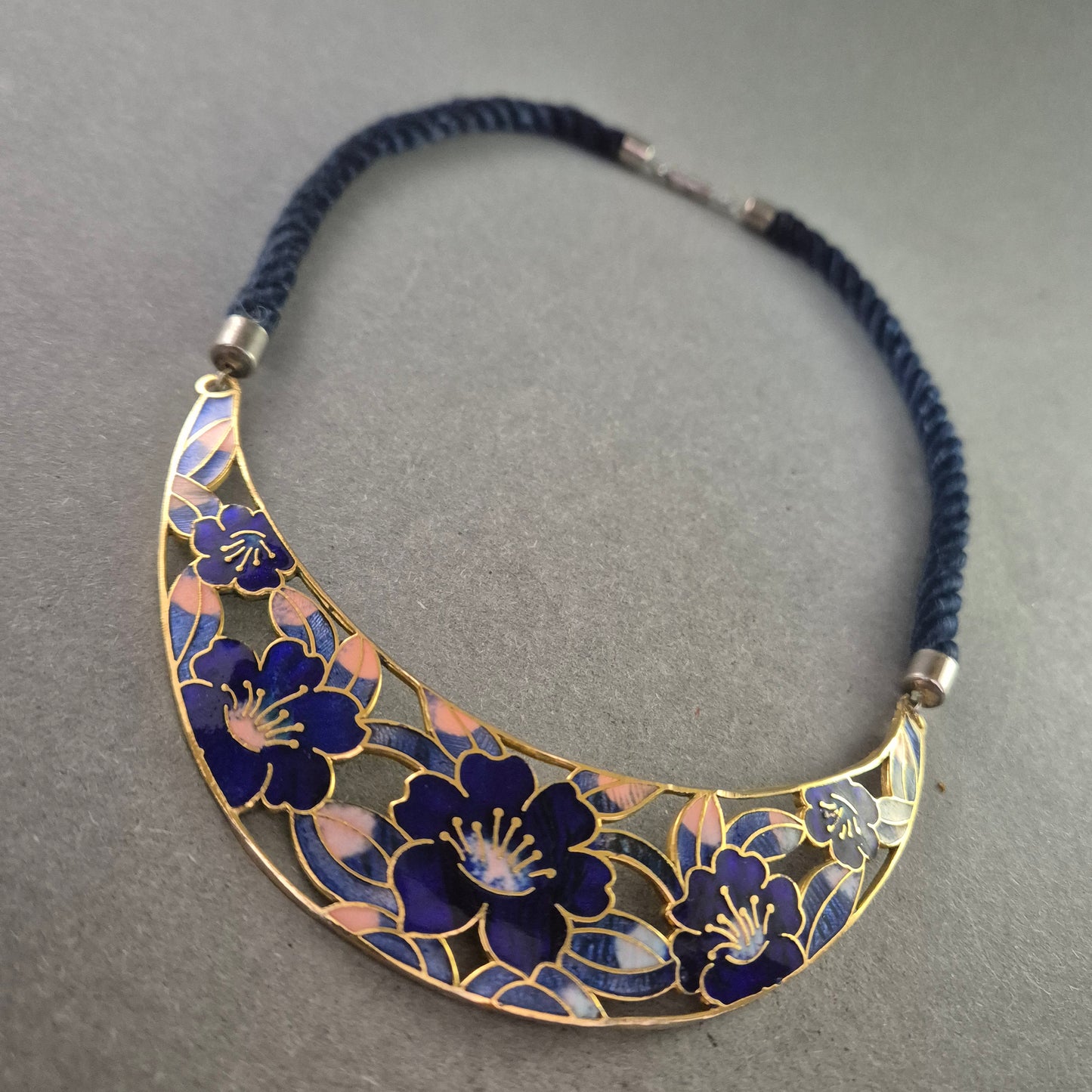 Florales Emaille-Collier – Handbemalte Blütenpracht in Violett und Gold