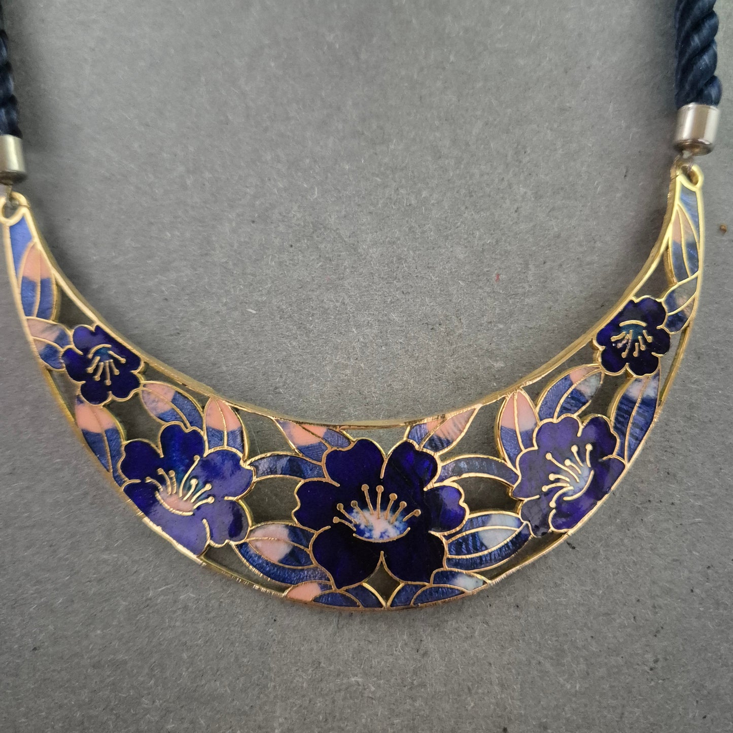 Florales Emaille-Collier – Handbemalte Blütenpracht in Violett und Gold