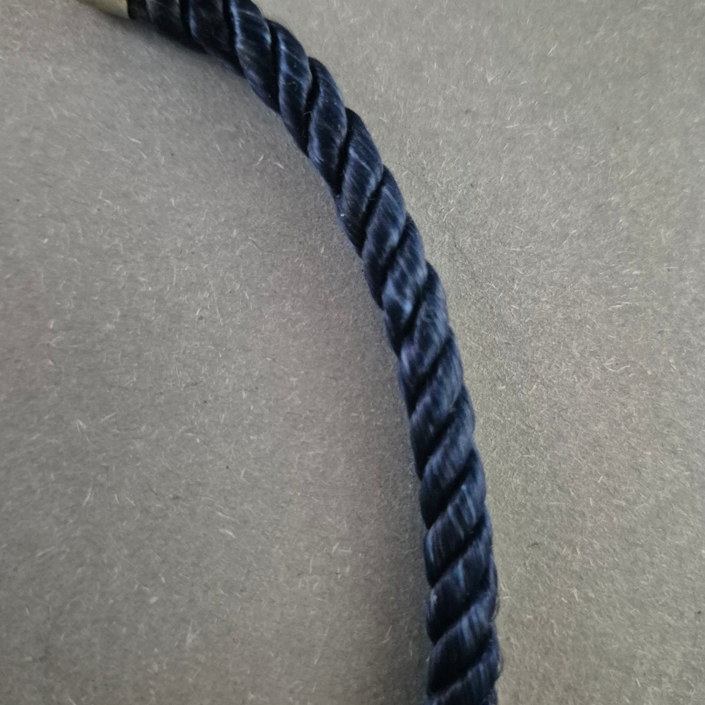 Florales Emaille-Collier – Handbemalte Blütenpracht in Violett und Gold