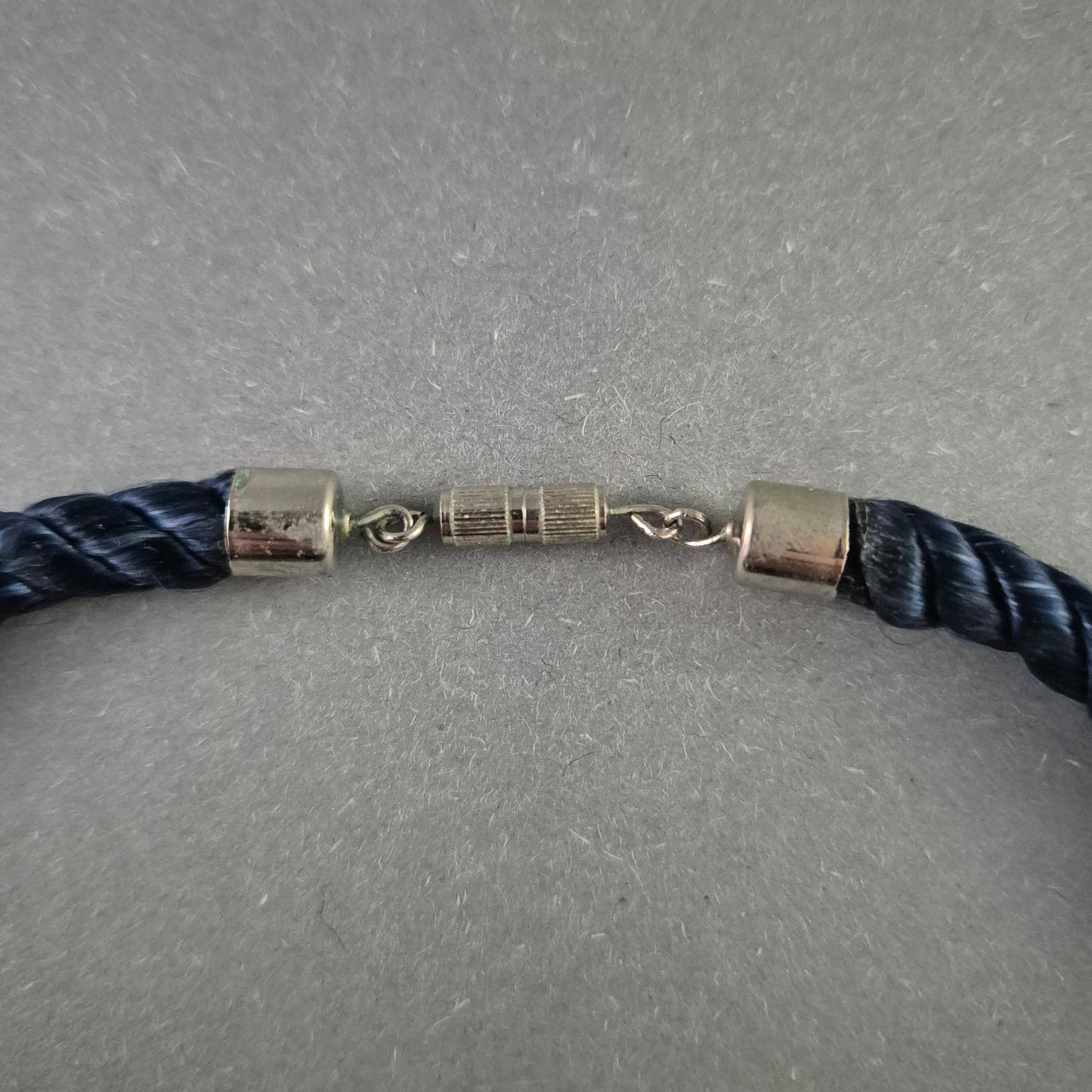 Florales Emaille-Collier – Handbemalte Blütenpracht in Violett und Gold