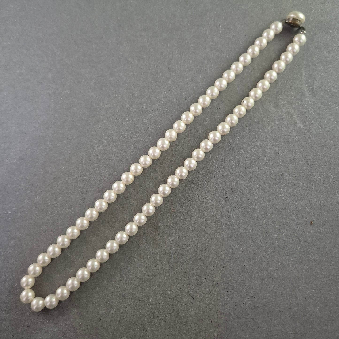 Klassische Perlenkette mit Magnetverschluss – Eleganz in Reinweiß