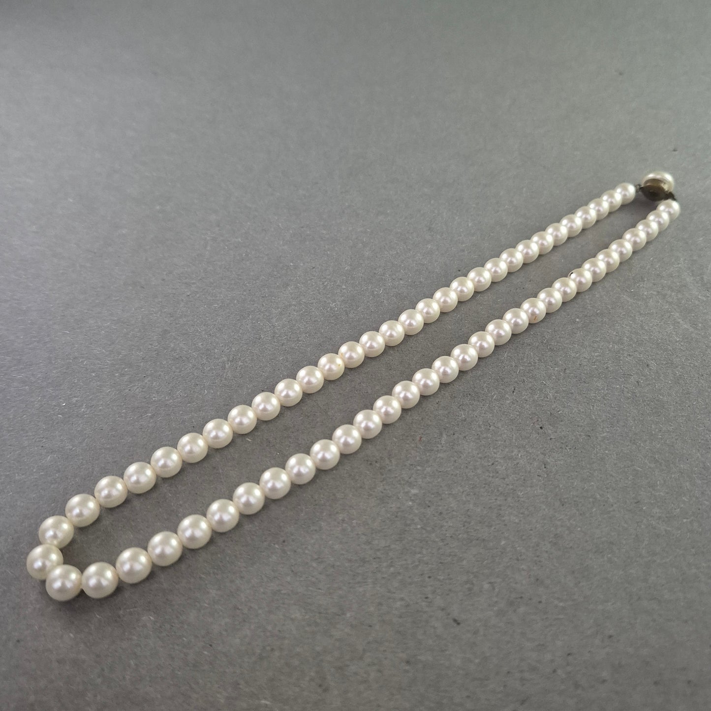 Klassische Perlenkette mit Magnetverschluss – Eleganz in Reinweiß