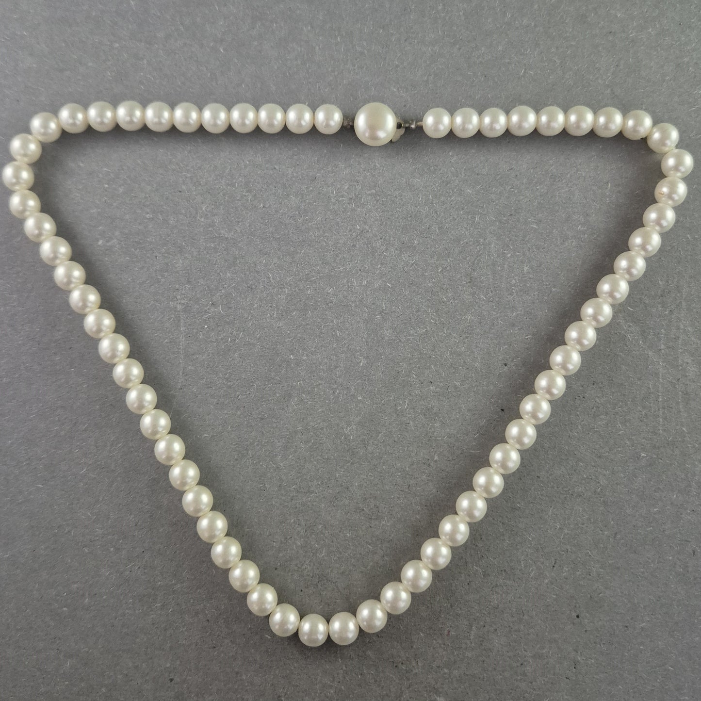 Klassische Perlenkette mit Magnetverschluss – Eleganz in Reinweiß