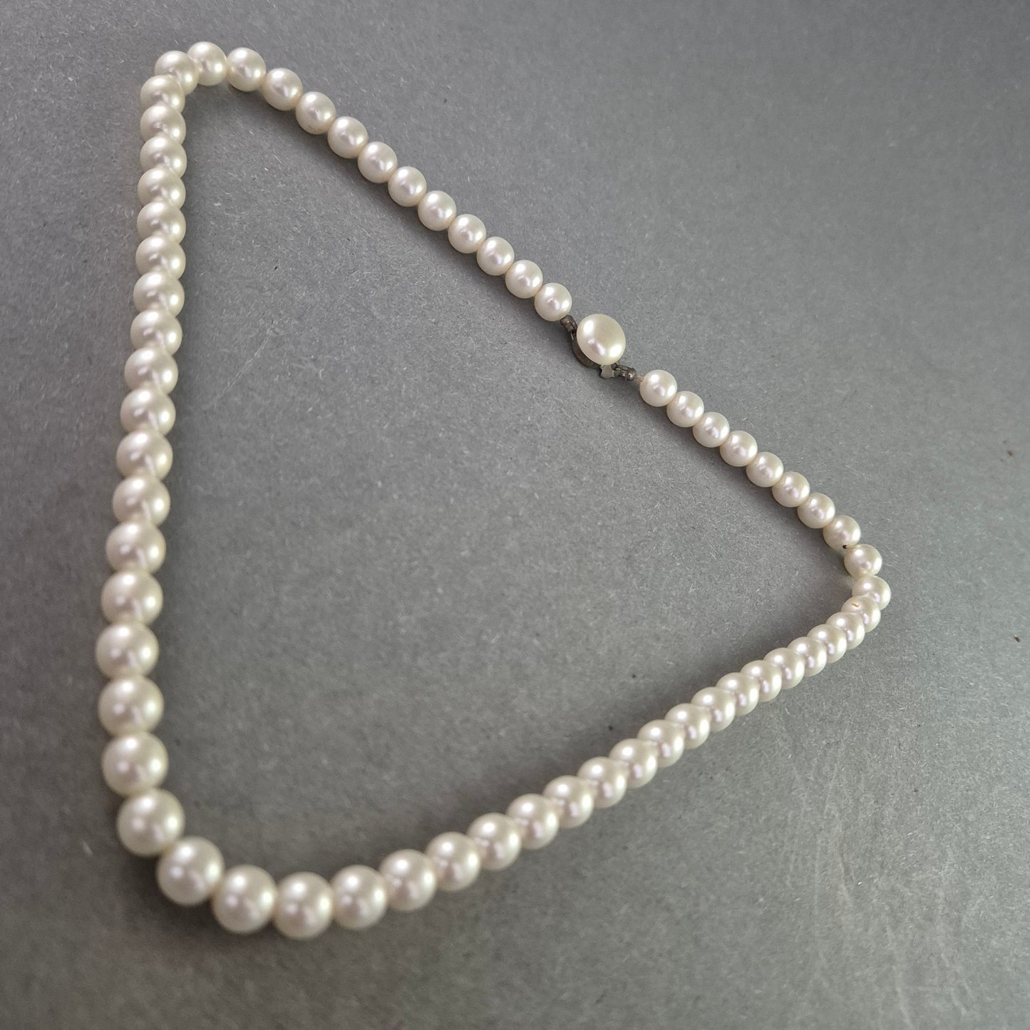 Klassische Perlenkette mit Magnetverschluss – Eleganz in Reinweiß