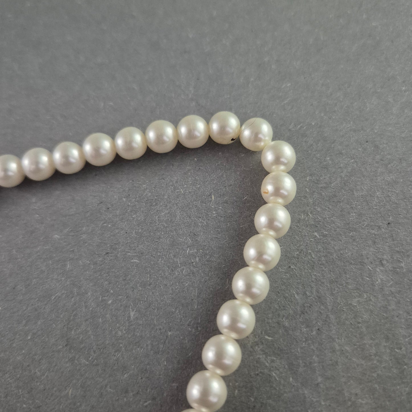 Klassische Perlenkette mit Magnetverschluss – Eleganz in Reinweiß