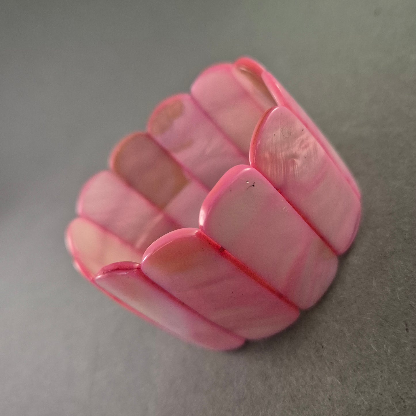 Elastisches Muschelarmband in Pink – Tropischer Look für den Sommer