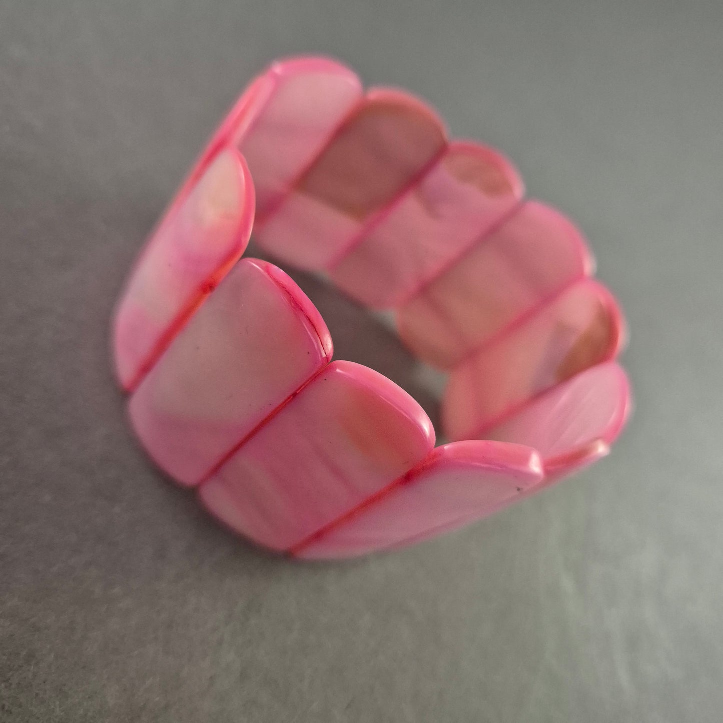 Elastisches Muschelarmband in Pink – Tropischer Look für den Sommer