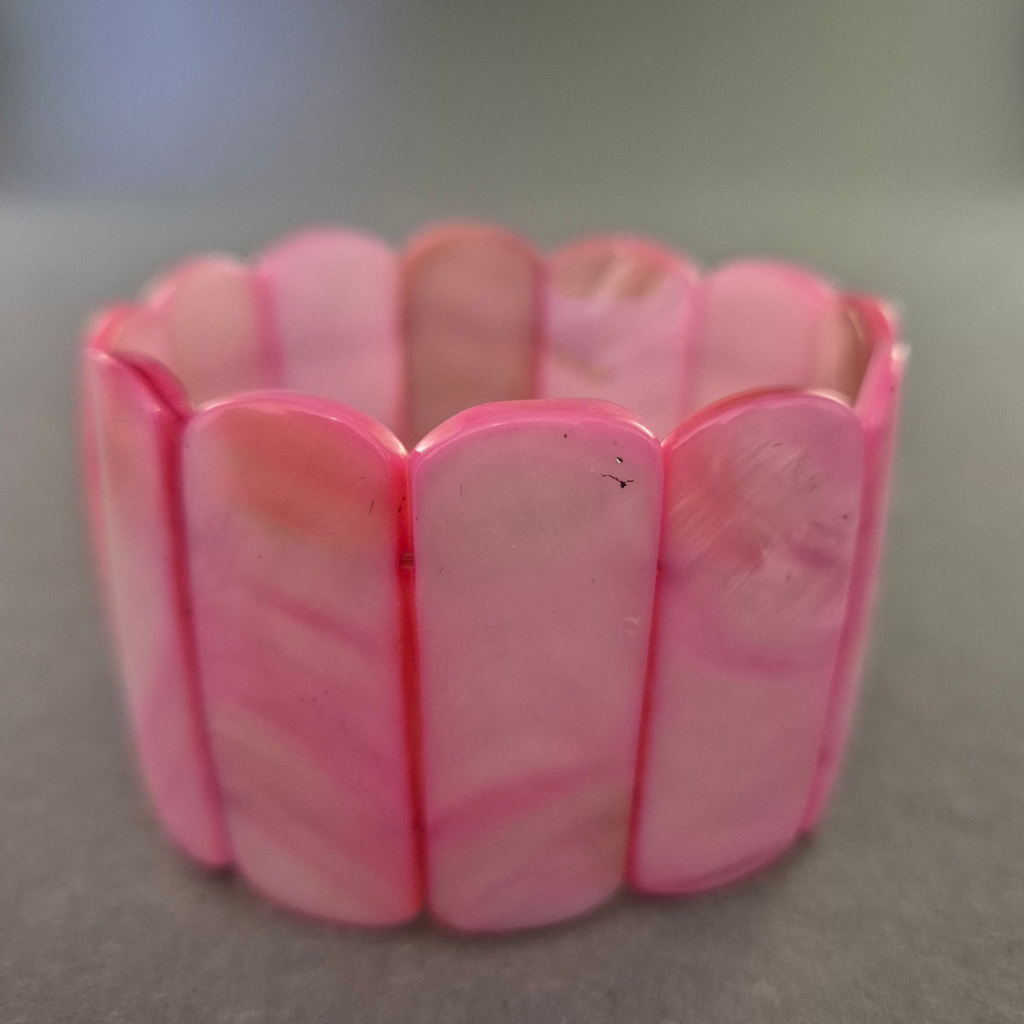 Elastisches Muschelarmband in Pink – Tropischer Look für den Sommer