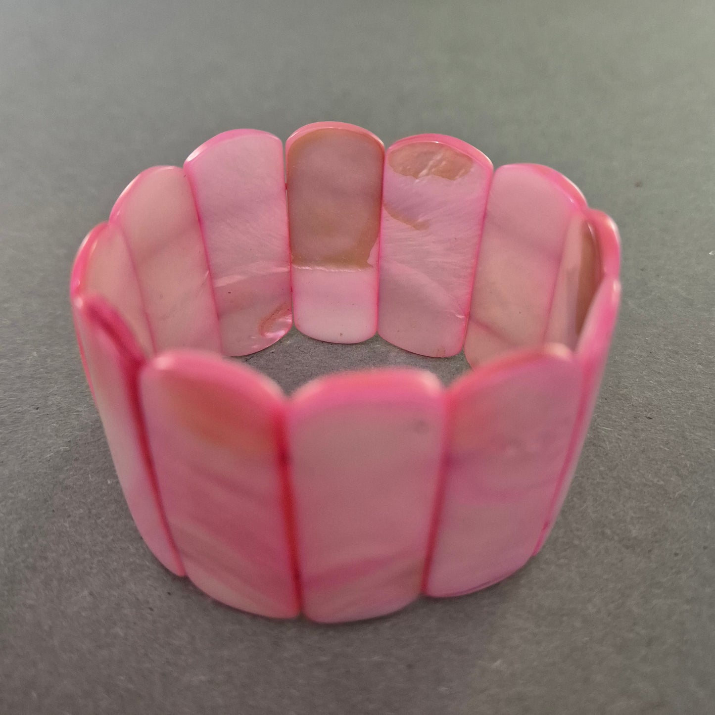 Elastisches Muschelarmband in Pink – Tropischer Look für den Sommer