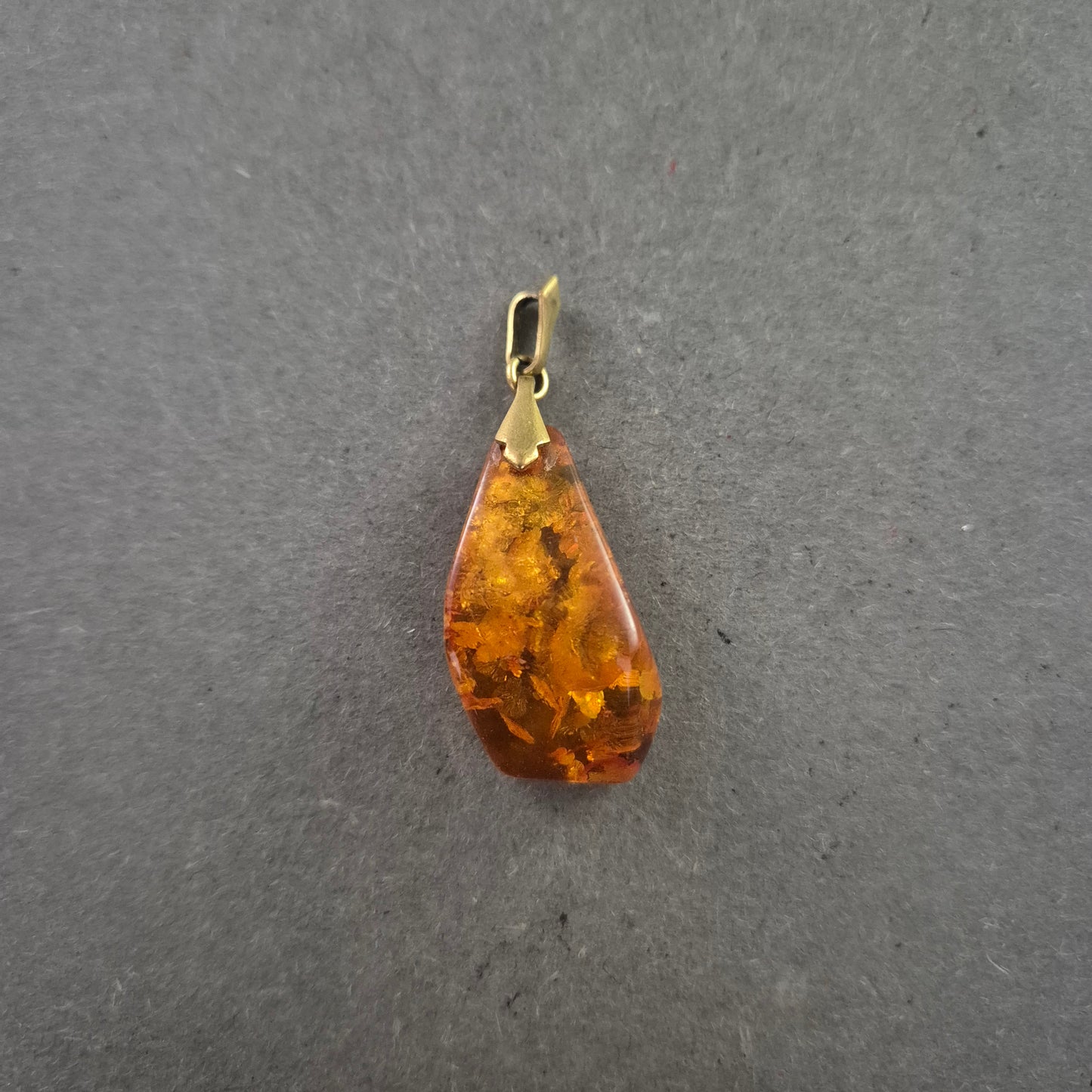 Bernsteinanhänger in Tropfenform – Natur pur in warmem Goldbraun