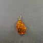 Bernsteinanhänger in Tropfenform – Natur pur in warmem Goldbraun