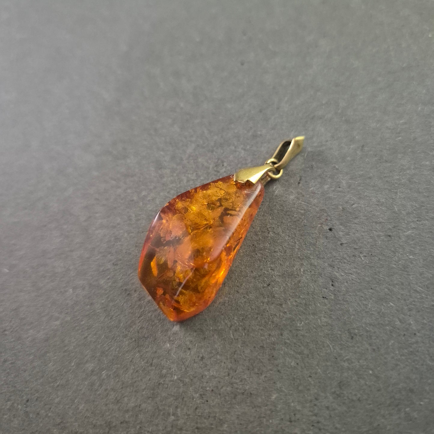 Bernsteinanhänger in Tropfenform – Natur pur in warmem Goldbraun