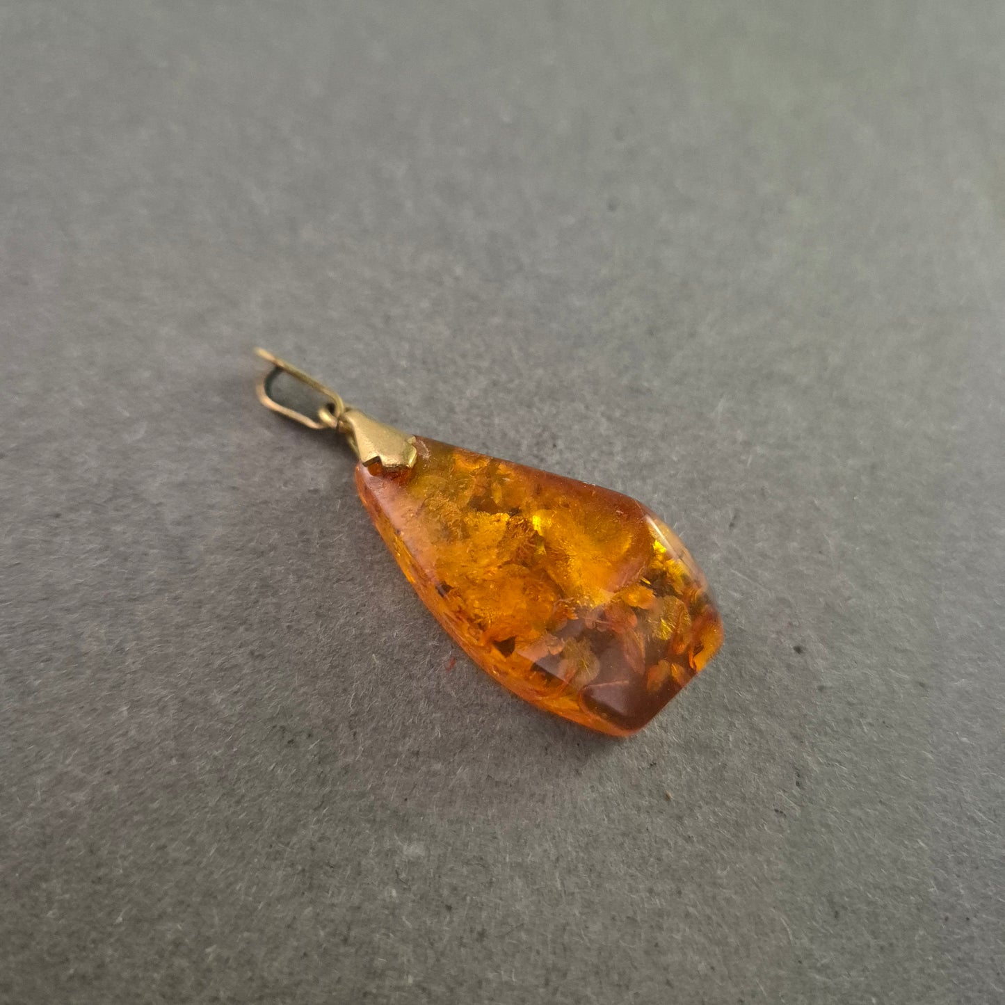 Bernsteinanhänger in Tropfenform – Natur pur in warmem Goldbraun