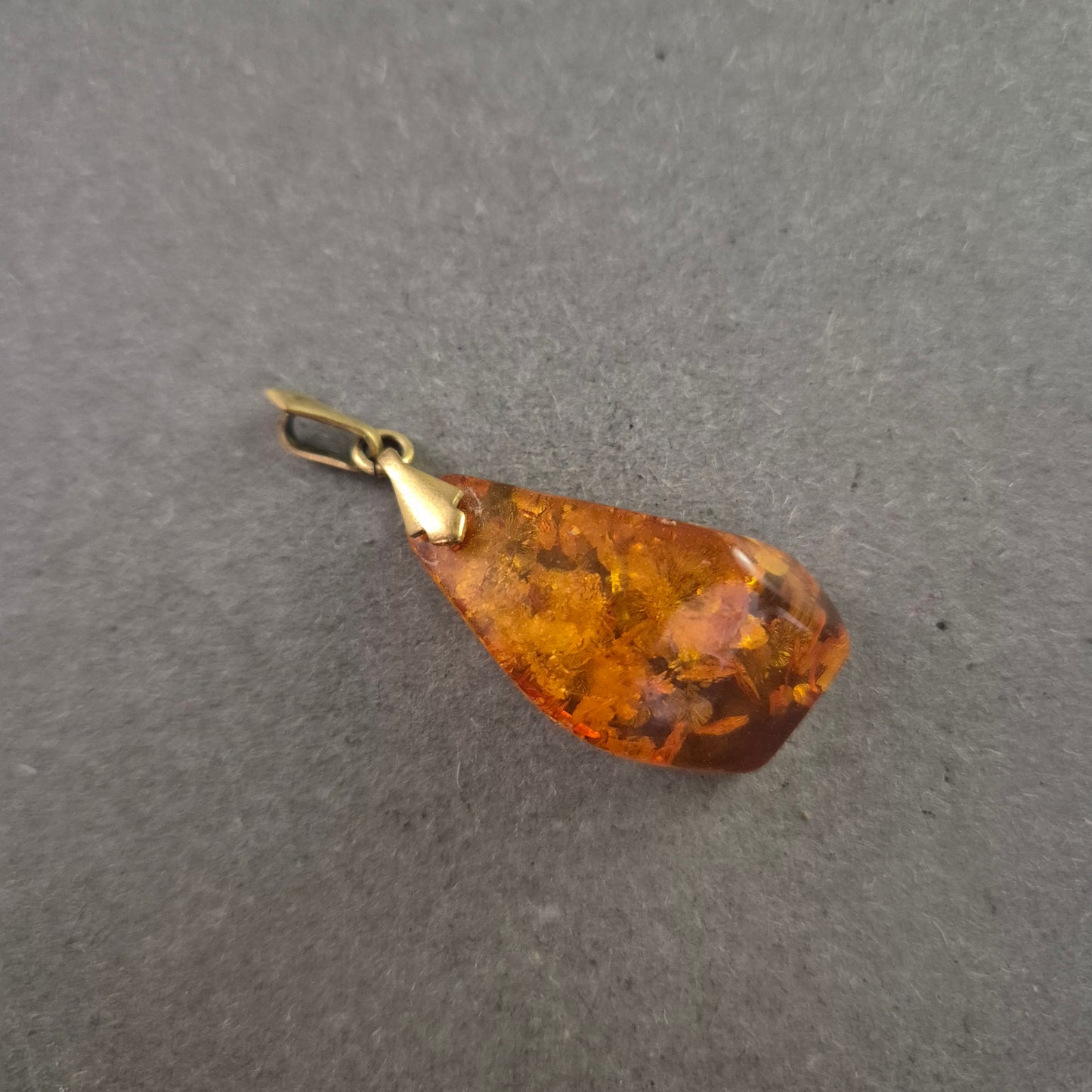 Bernsteinanhänger in Tropfenform – Natur pur in warmem Goldbraun