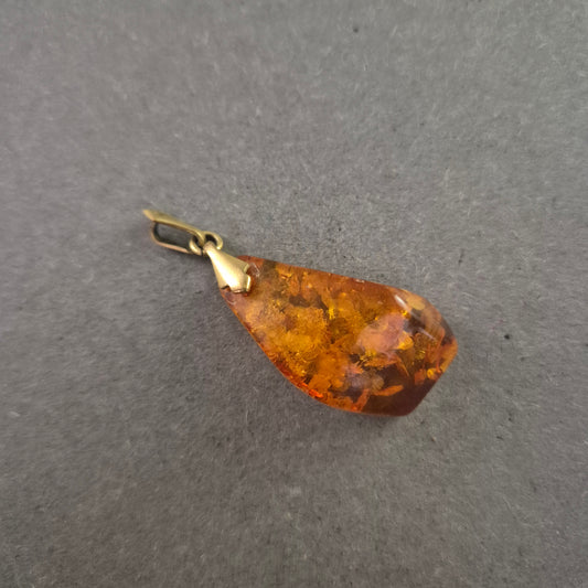 Bernsteinanhänger in Tropfenform – Natur pur in warmem Goldbraun