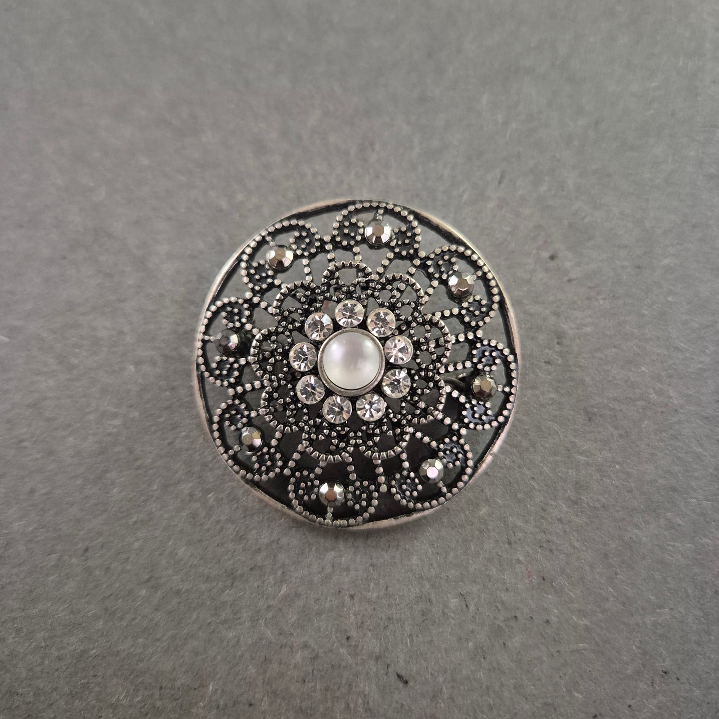 Runde Trachtenbrosche mit Perle und Strass – Filigraner Vintage-Look