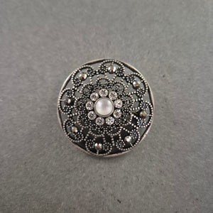 Runde Trachtenbrosche mit Perle und Strass – Filigraner Vintage-Look